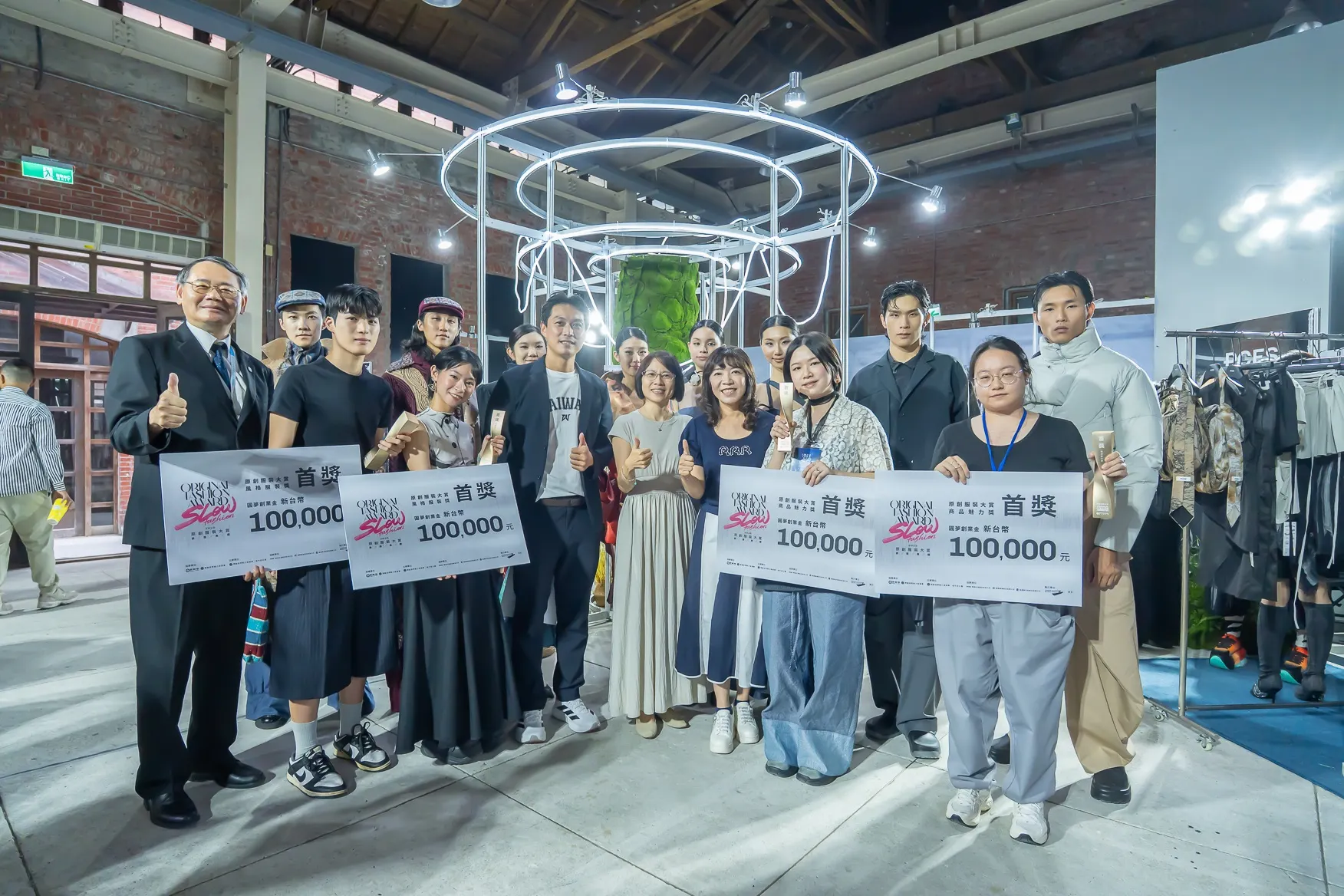 勞動力發展署長黃齡玉（前排右4）及桃竹苗分署長賴家仁（前排左1)與榮獲首獎的設計師及模特兒一同合影。（圖／勞動力發展署桃竹苗分署提供）