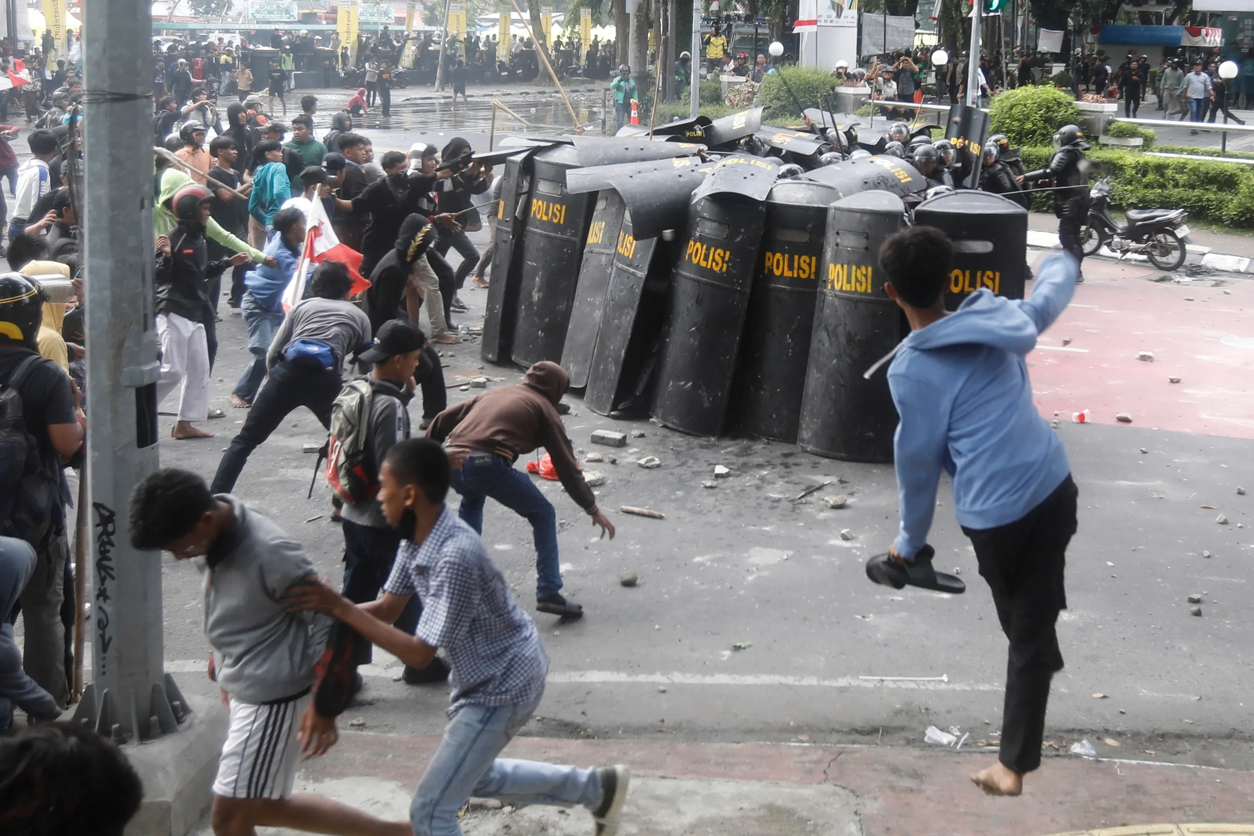 2025年8月29日、インドネシアのジャカルタで、国会議員の自己肥大化に抗議する学生と暴動警察が衝突し、配達員が死亡した後、大規模な全国暴動が引き起こされ、北スマトラ州メダンの市民が警察に石を投げた。（Associated Press）