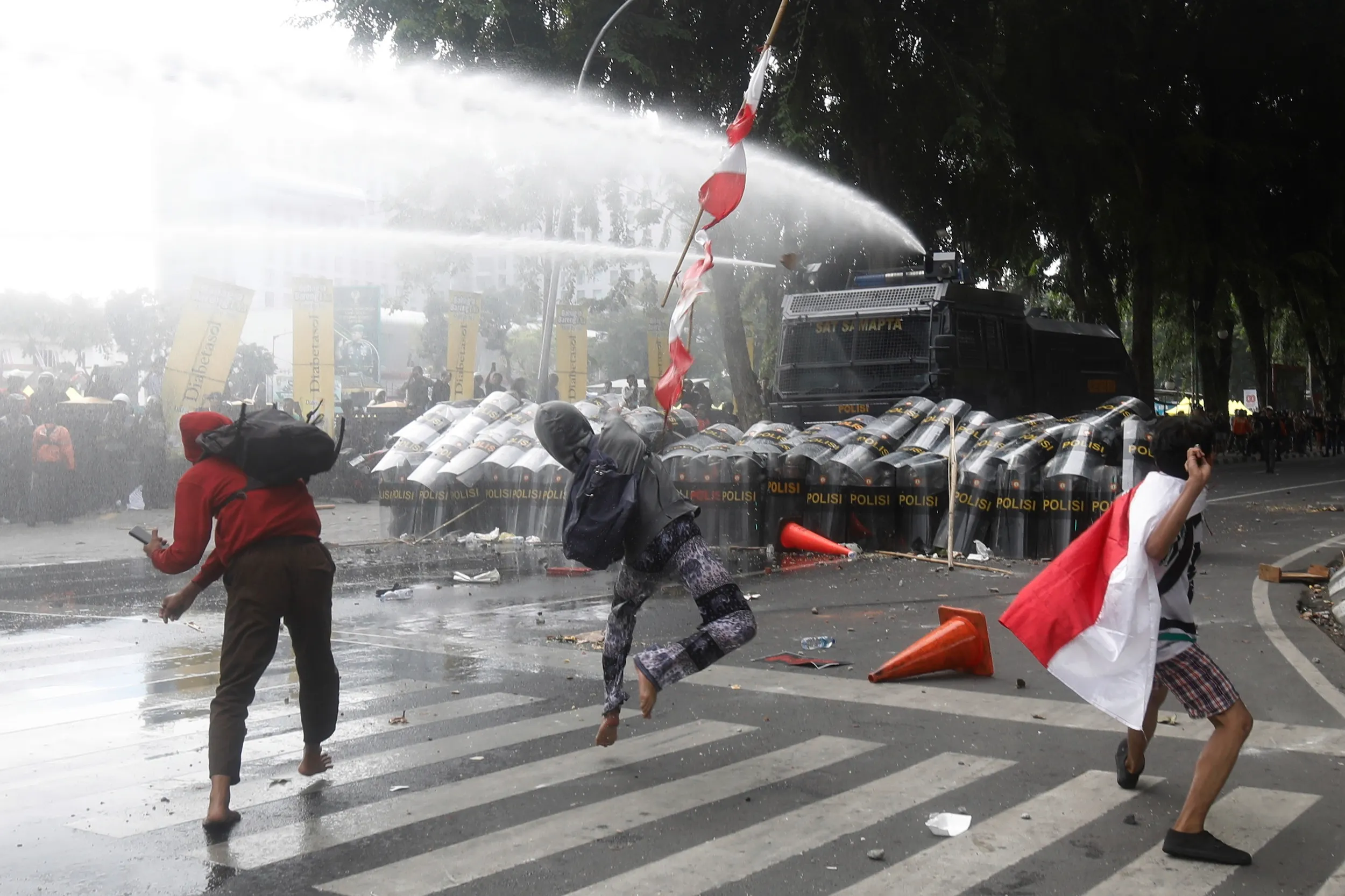 2025年8月29日、インドネシアのジャカルタで、国会議員の自己肥大化に抗議する学生と暴動警察が衝突し、配達員が死亡した後、大規模な全国暴動が引き起こされ、北スマトラ州メダンの市民が警察に石を投げた。（Associated Press）