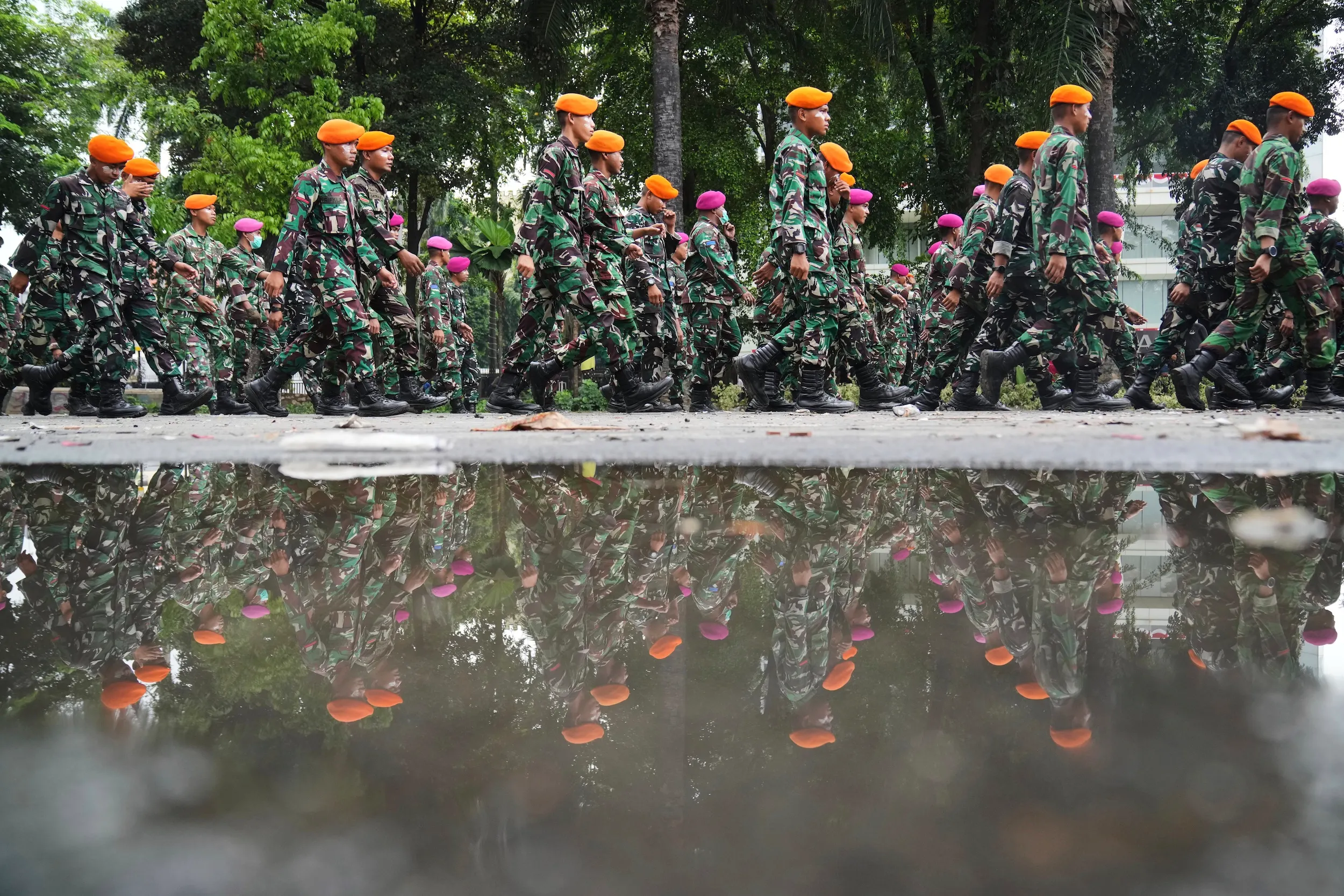 2025年8月29日、インドネシアのジャカルタで、国会議員の自己肥大化に抗議する学生と機動隊が衝突し、一人の宅配業者が死亡したことを受けて、全国的な大規模な暴力抗議活動が開始された。（AP通信）