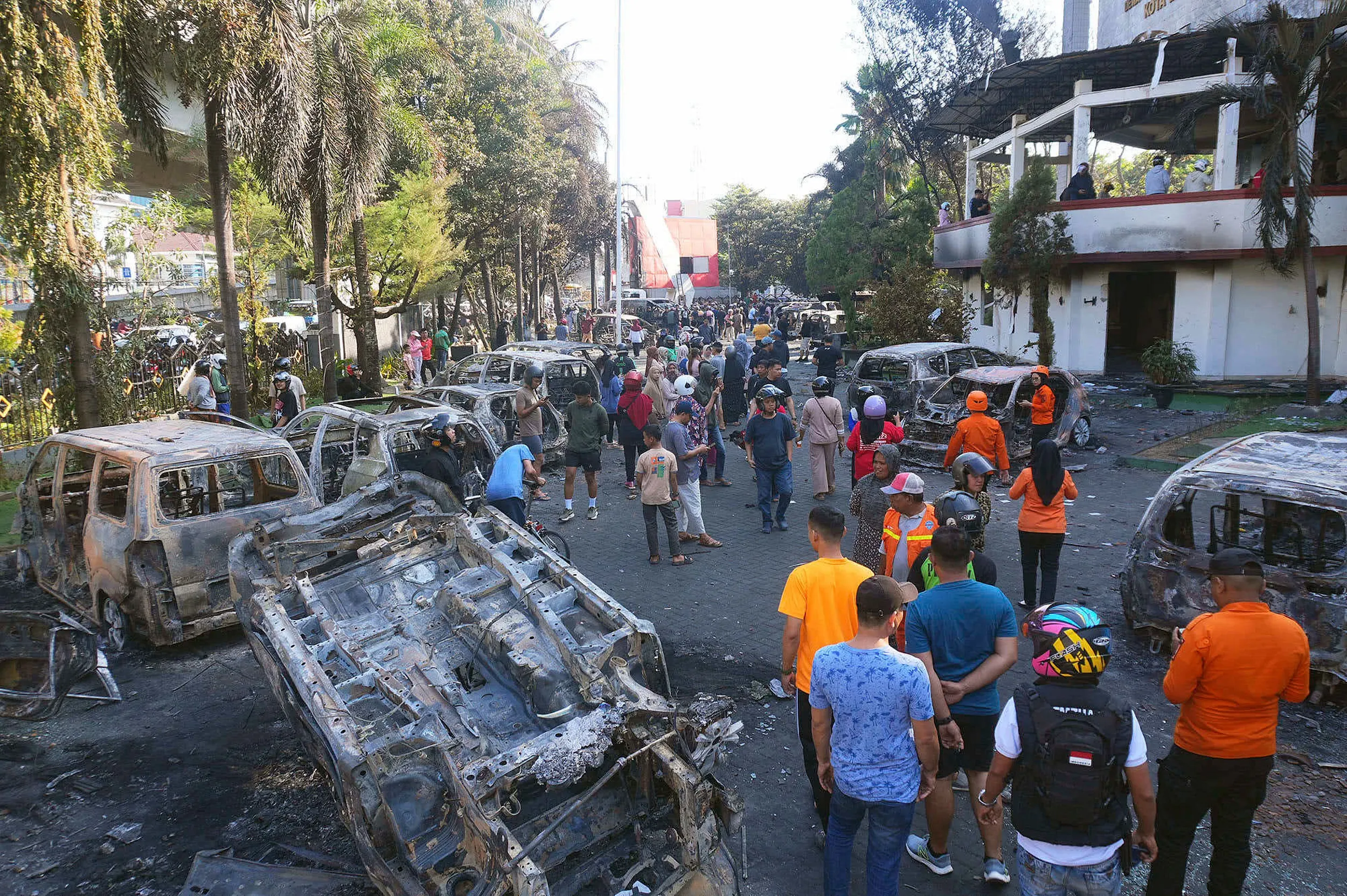2025年8月29日、インドネシアのジャカルタで、国会議員の自己肥大化に抗議する学生と暴動警察が衝突し、配達員が死亡した後、大規模な全国暴動が引き起こされた。（Associated Press）