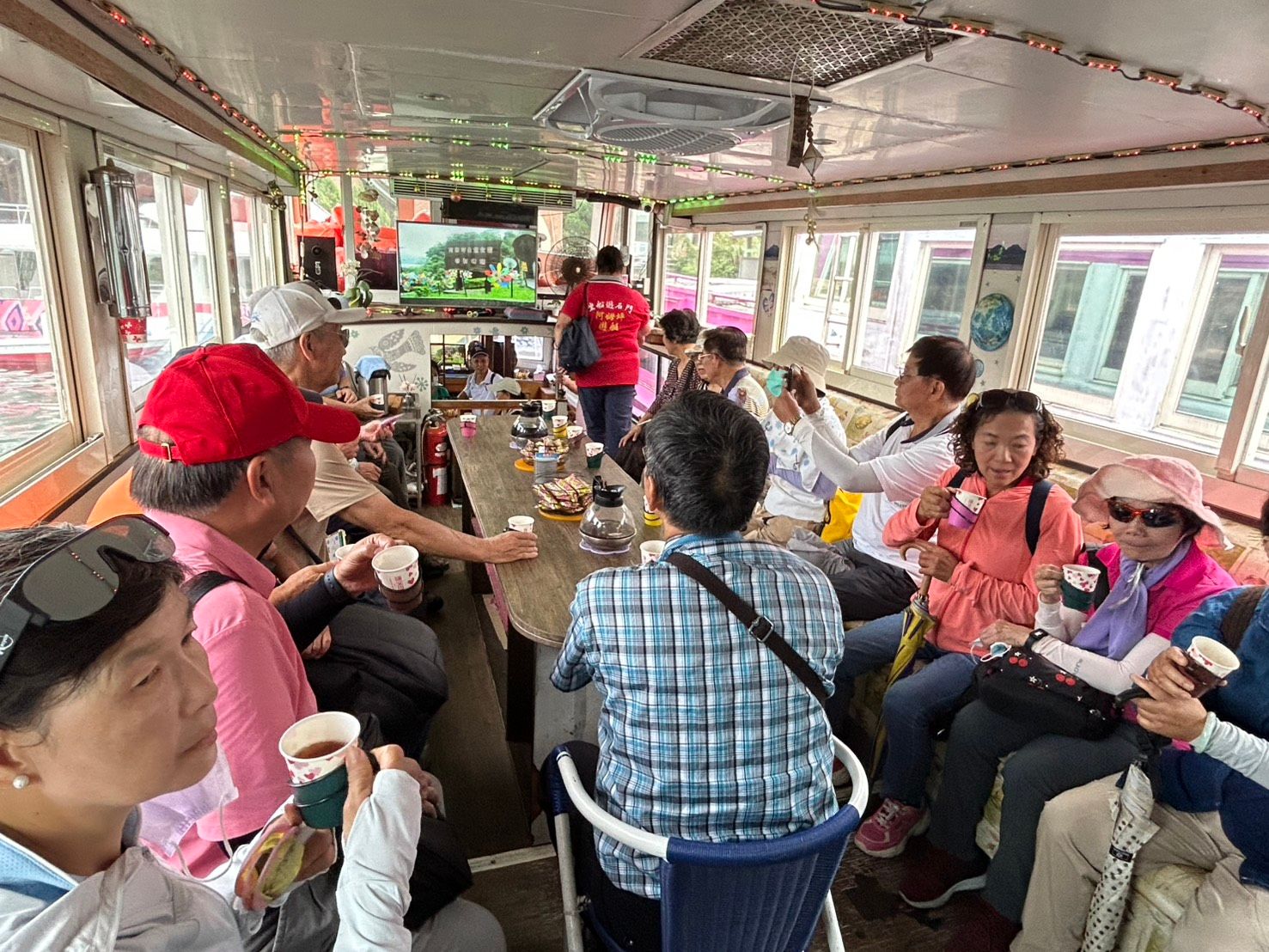 阿姆坪的遊艇上有點心茶飲，以輕鬆舒服的方式乘船遊湖欣賞湖光山色。（圖／桃園市政府風景區管理處）