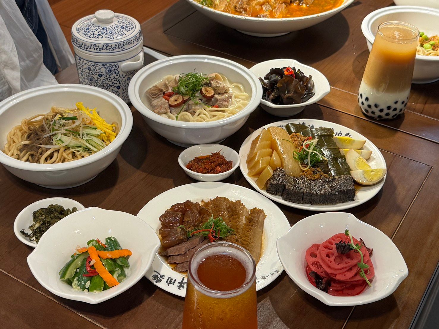 20250831-除了牛肉麵以外，店內還有販售乾麵、牛舌飯、舒肥雞、雞湯、滷味等品項。（劉芯衣攝）