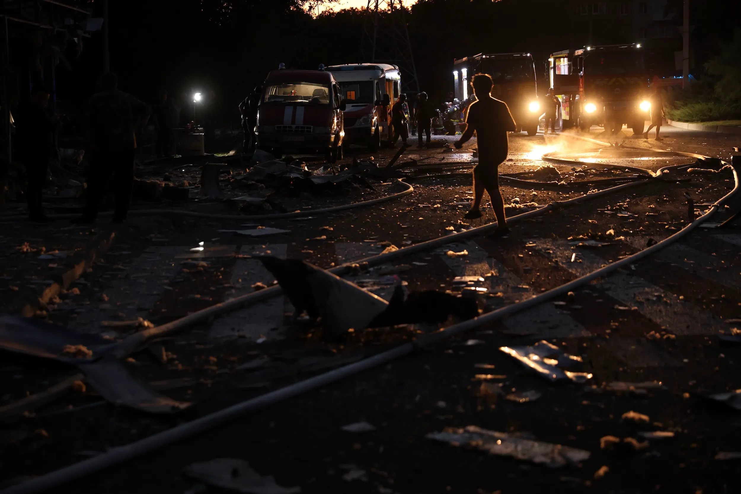 2025年8月30日，救援人員在烏克蘭扎波羅熱州遭到俄羅斯空襲摧毀的住宅區開展工作。（美聯社）