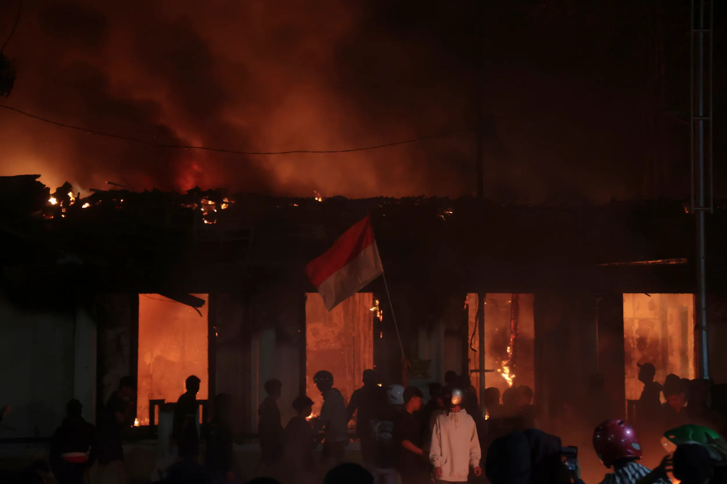 2025年8月30日、インドネシア東ジャワ州スラバヤ市東ジャワ知事邸の総督府ビルが抗議活動中に放火された。（AP通信）