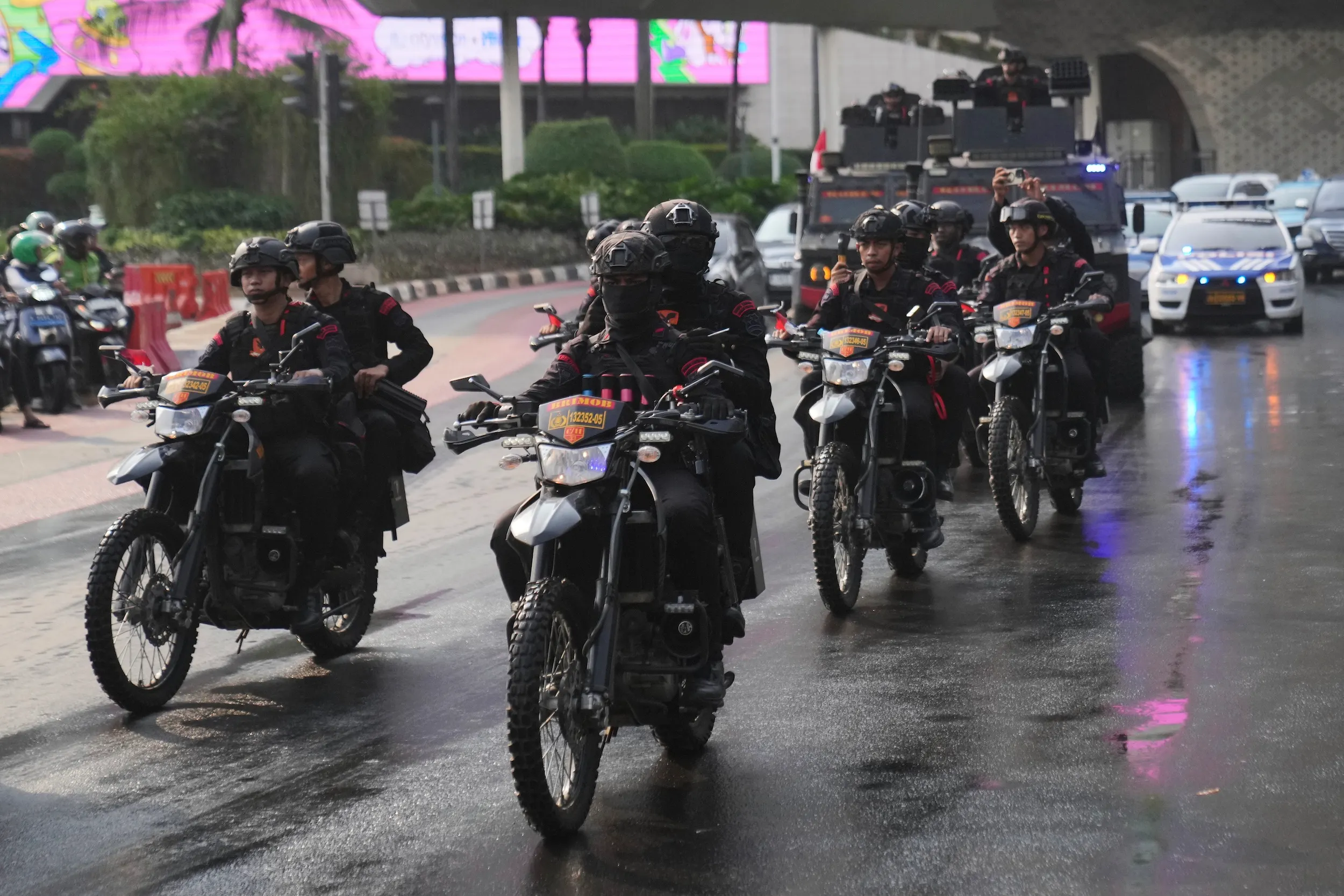 2025年8月31日、インドネシアの国家警察機動旅がジャカルタの主要商業地区を巡回している。（AP通信）