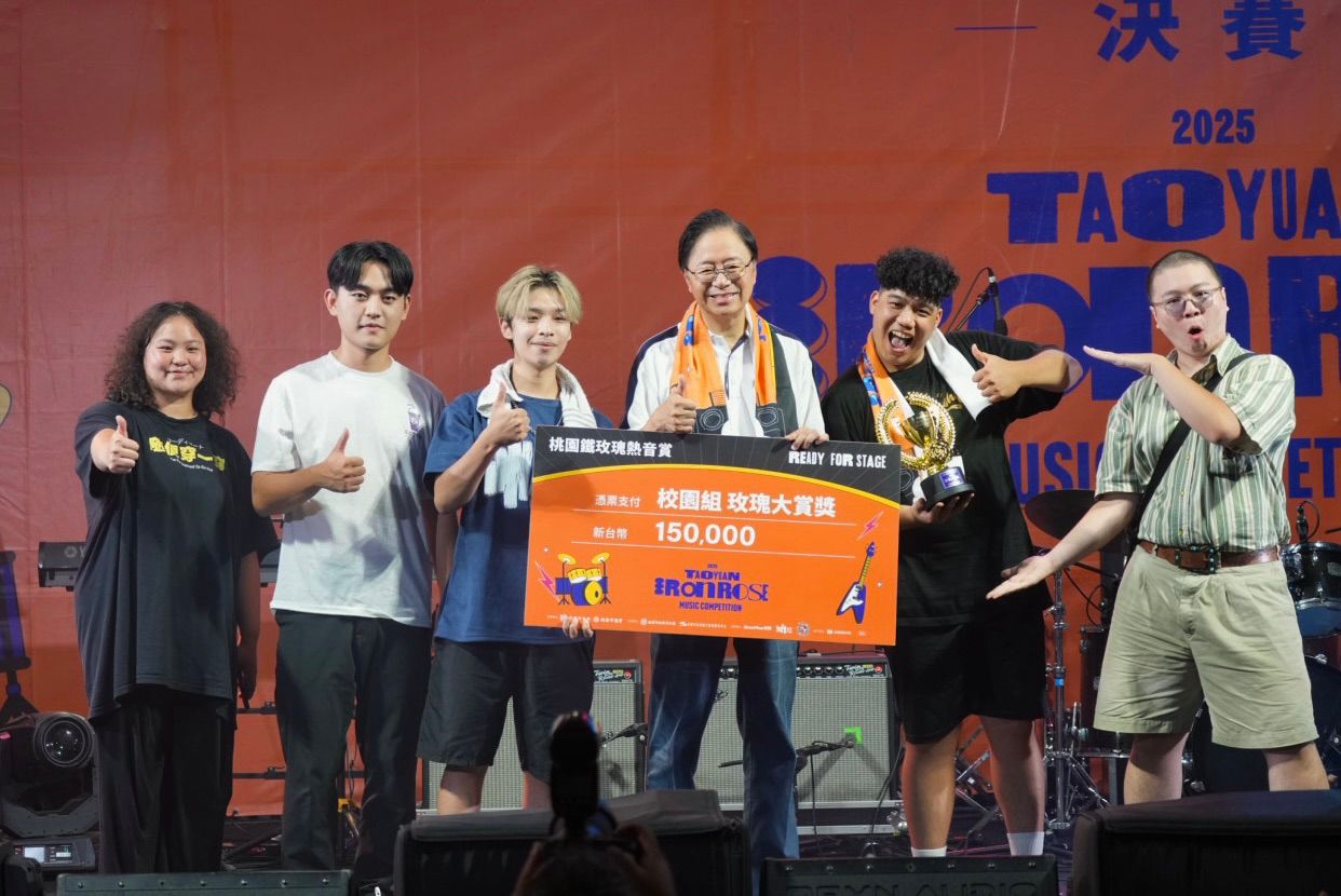 桃園市長張善政頒發「校園組玫瑰大賞獎」給得獎樂團。（圖／桃園市政府提供）