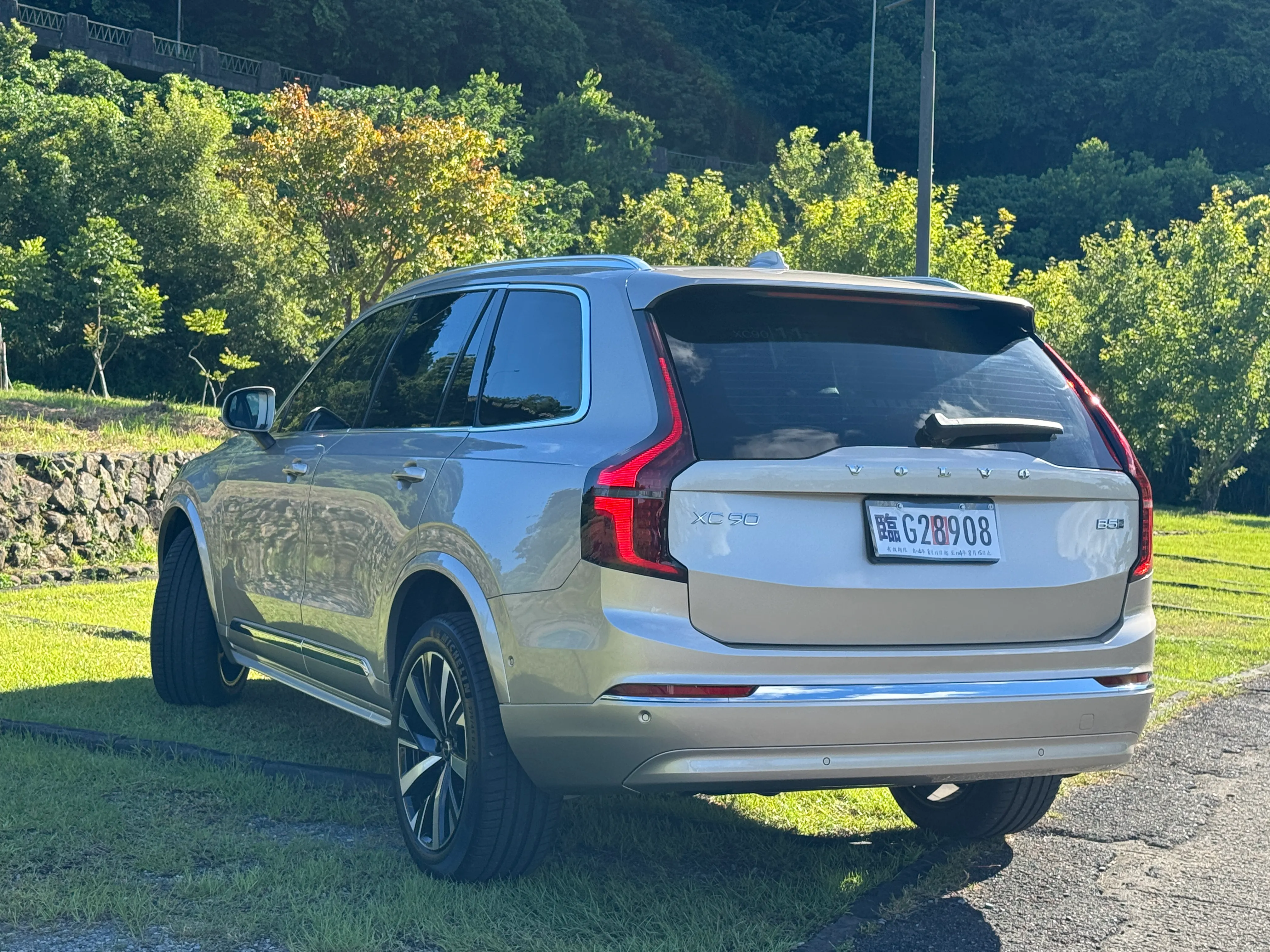 尾燈與鋁圈造型也同步微調，讓XC90多了一份細膩的現代感。（劉芯衣攝）