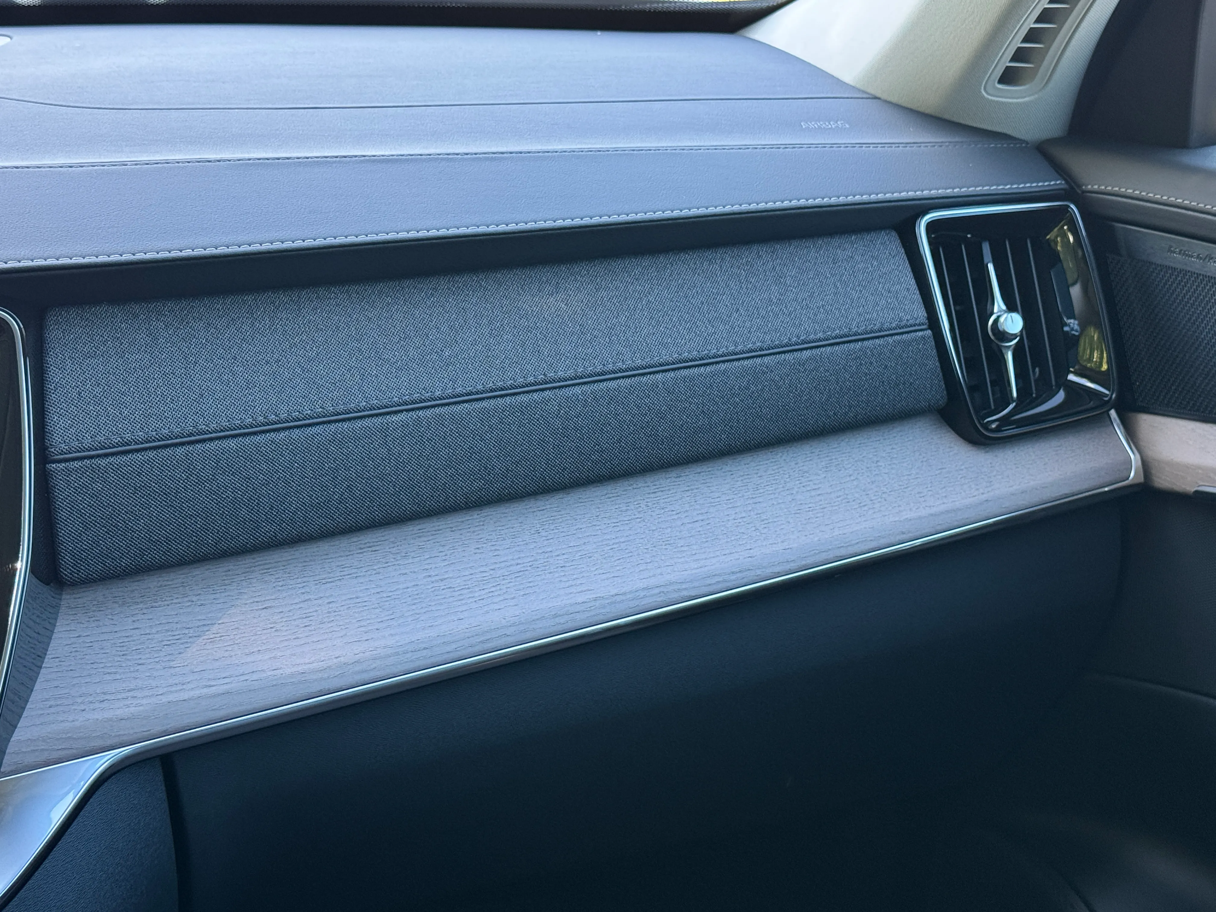 XC90座艙用原木飾板、金屬飾條與織布交織出一種溫潤感。（劉芯衣攝）