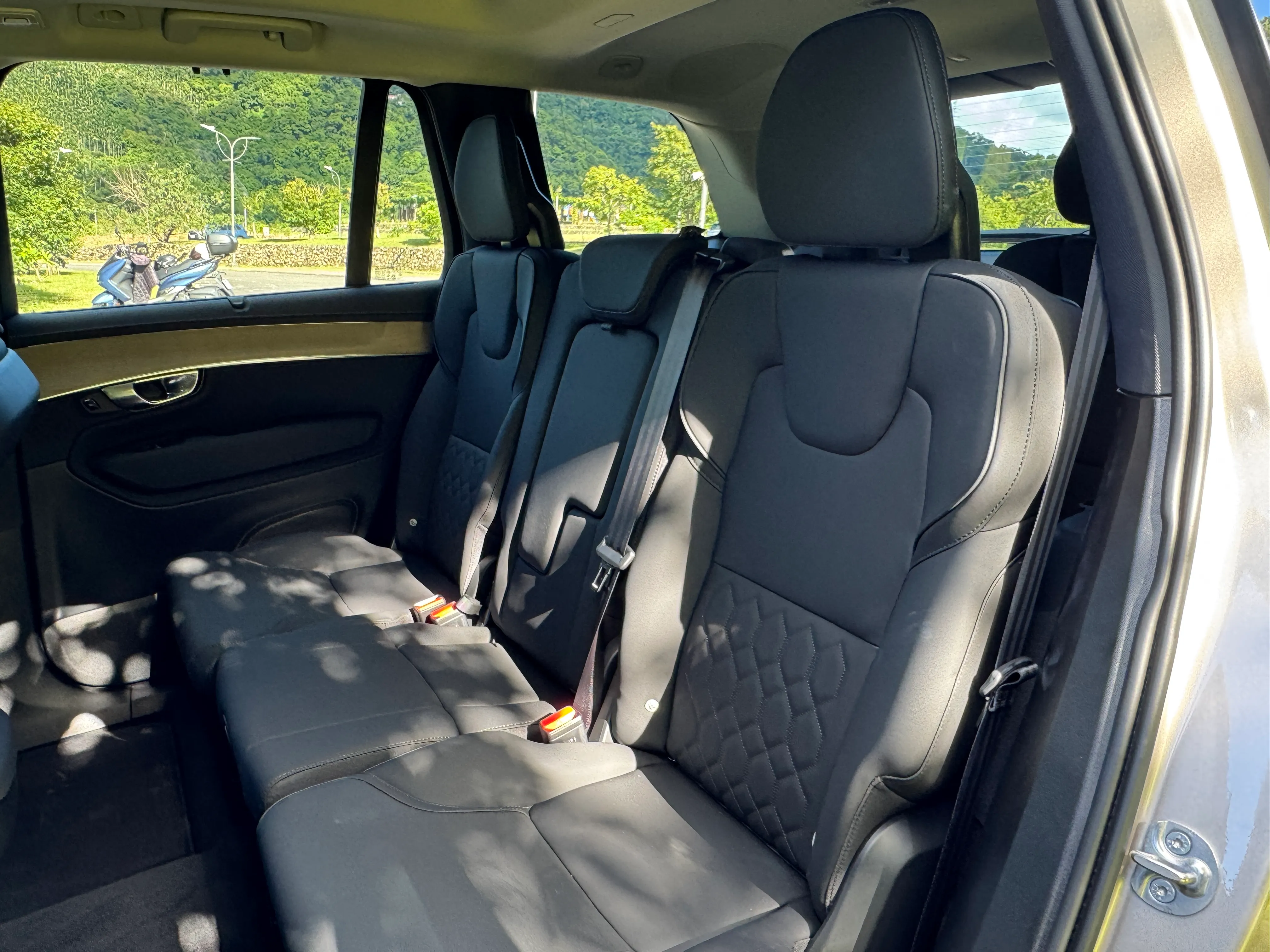 第二排座椅椅墊支撐紮實、長度也夠，而且還可以滑移。（劉芯衣攝）