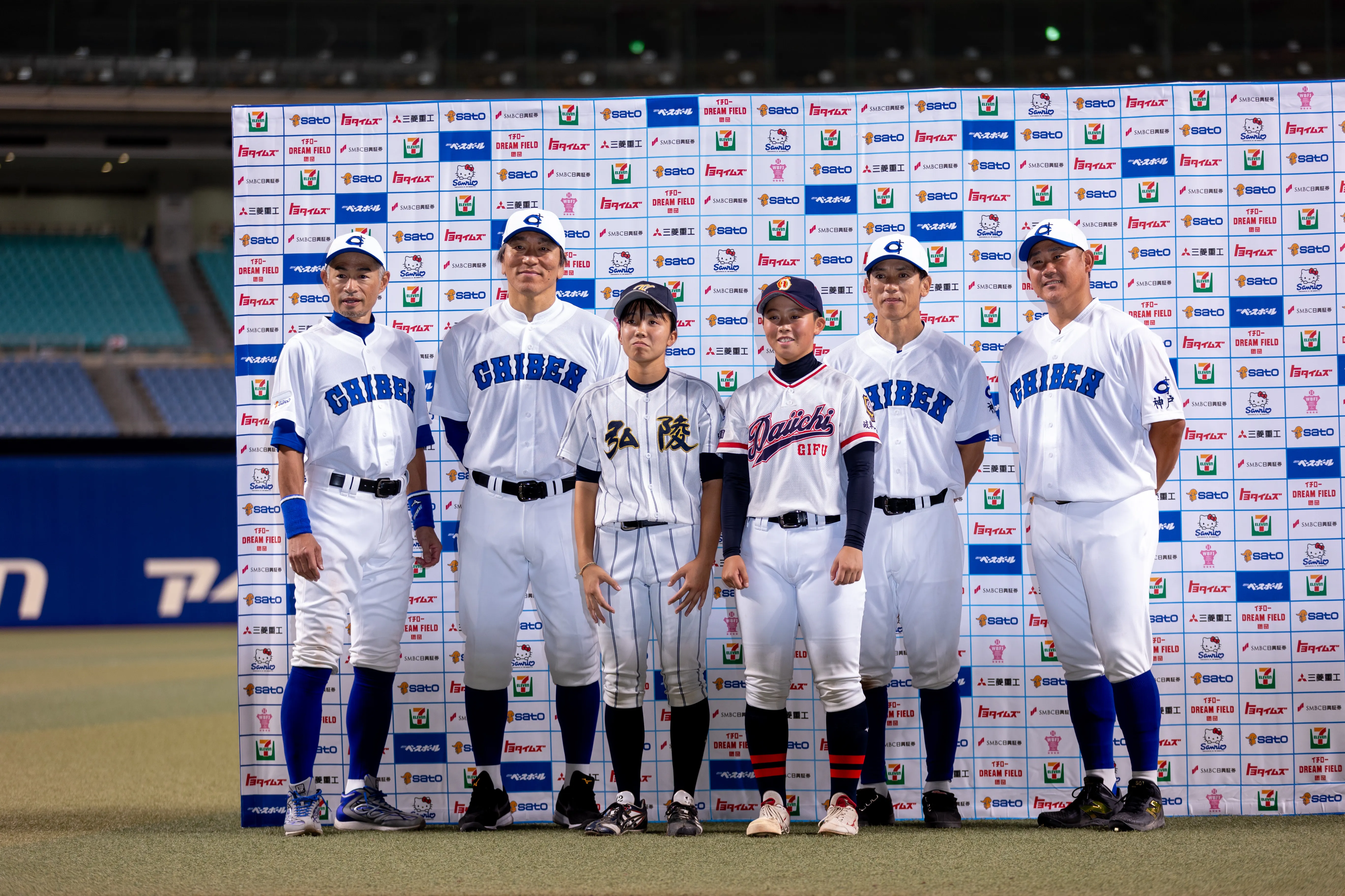 日米で活躍したイチロー氏、松井秀喜氏、松井稼頭央氏、松坂大輔氏が「SATO presents 高校野球女子選抜 VS イチロー選抜 KOBE CHIBEN」に参加。（丁勤紜）