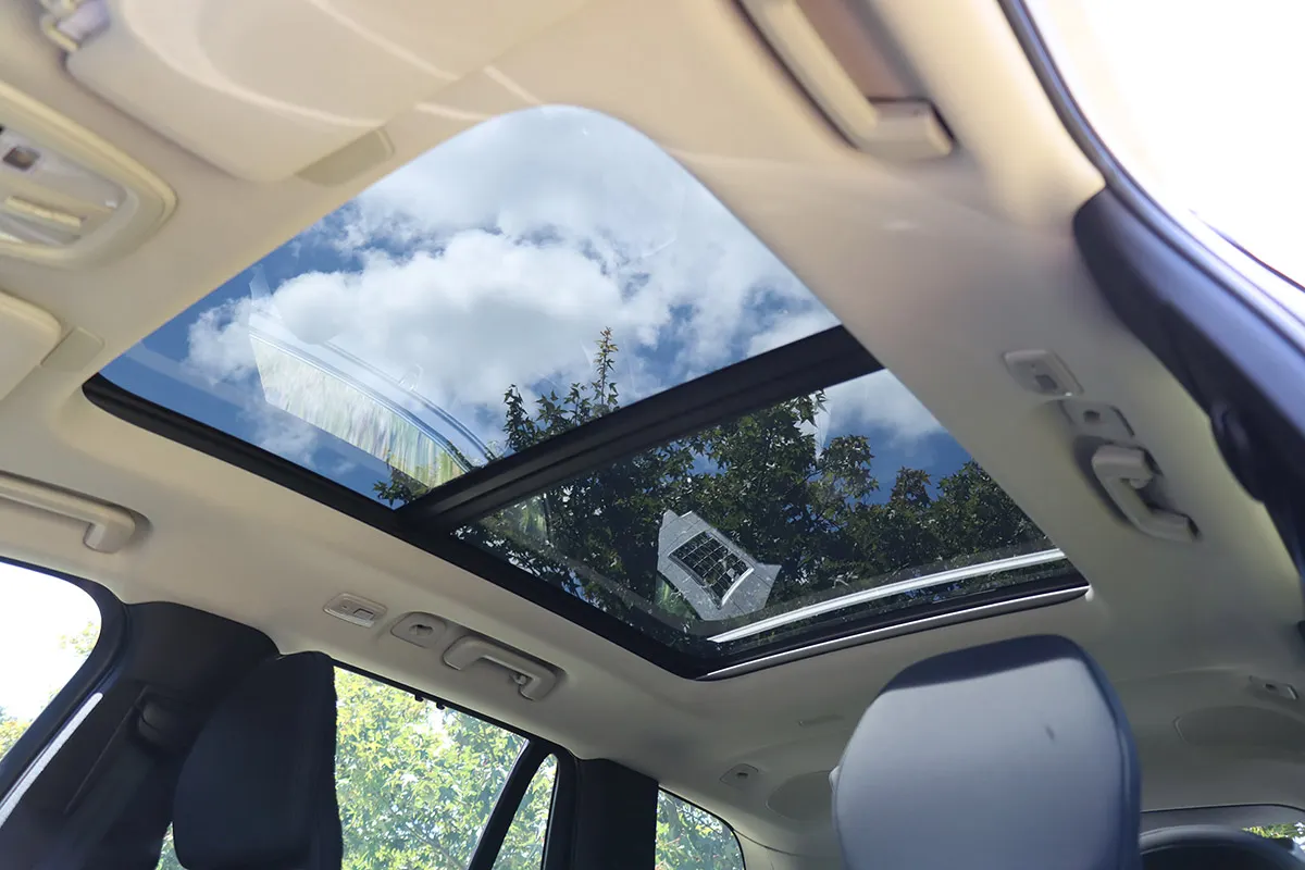 XC90配有的全景天窗，讓車內空間看起來更加寬敞。（劉芯衣攝）