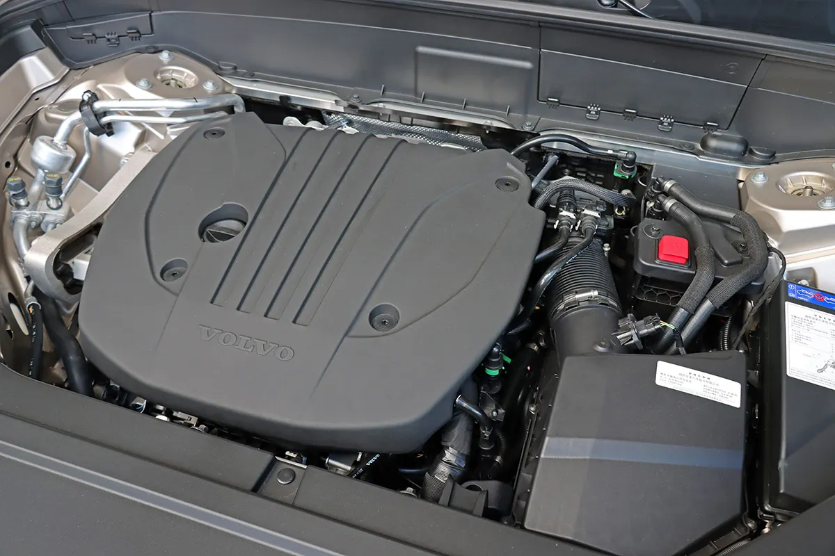 XC90搭載2.0升直列四缸渦輪引擎，還有一套48V輕油電系統輔助。