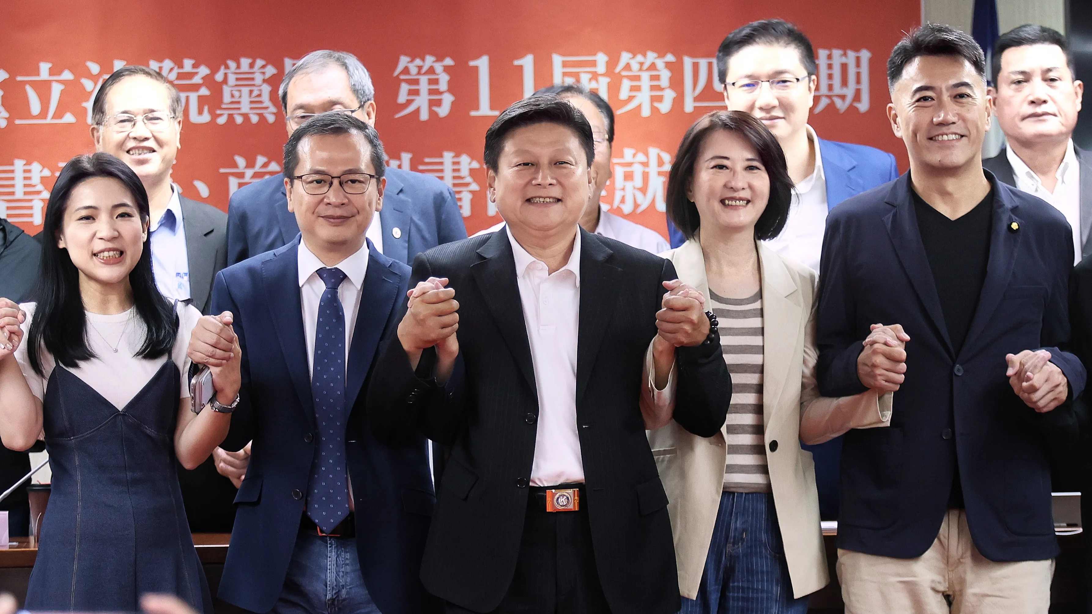 20250901-国民党立法院団1日修改第4会期団幹を選出し、首席副書記の林沛祥（前列右初），辞任主事の王鴻薇、召集して新任主事の羅智強、議員の徐巧芯が举行式に参加（柯承惠攝）