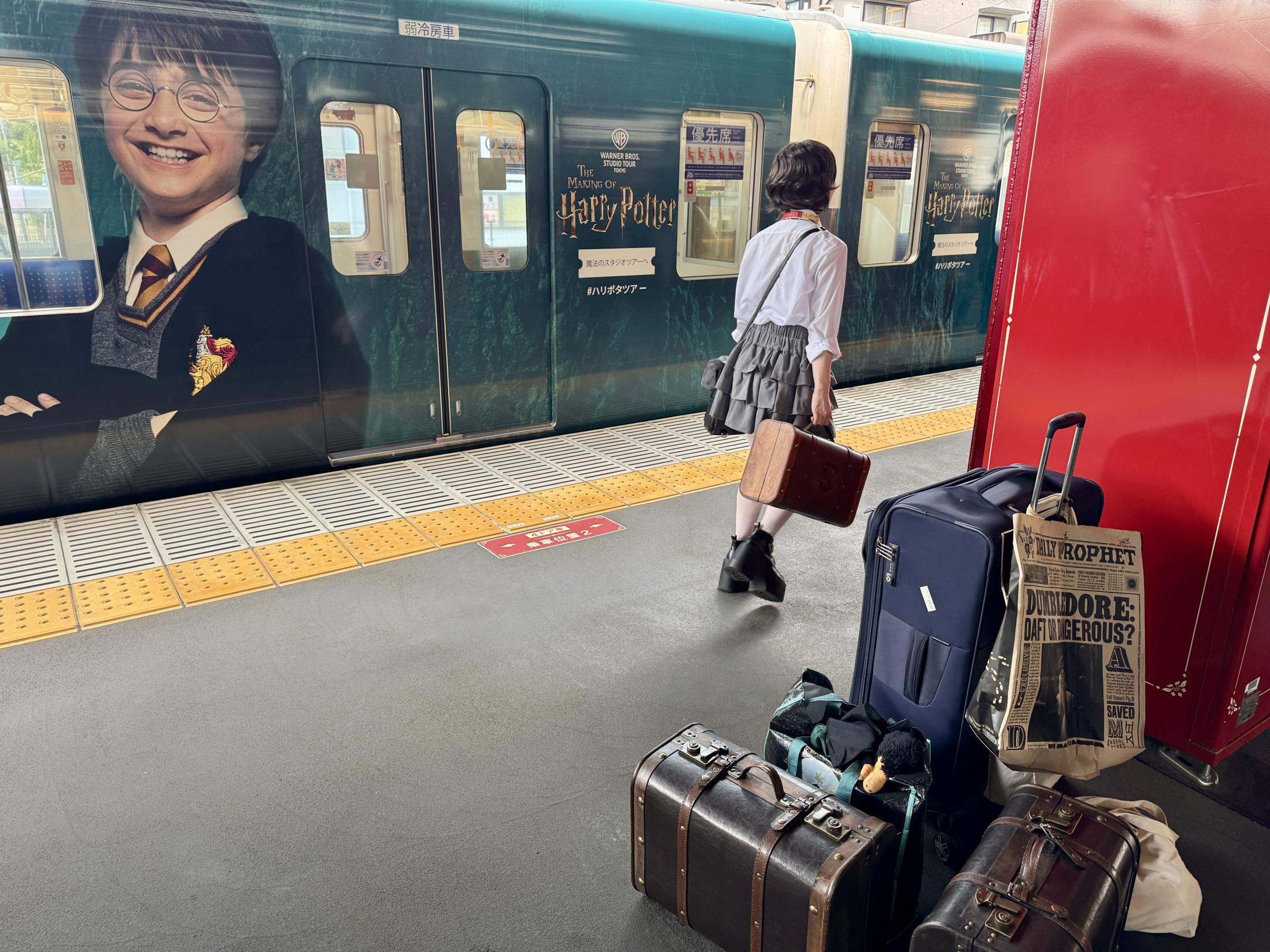 ワーナーブラザース スタジオツアー東京は9月1日、西武鉄道と連携し池袋駅で「バック・トゥ・ホグワーツ」特別イベントを開催し、記念ラッピングトレインの運行を開始した。黃信維‘