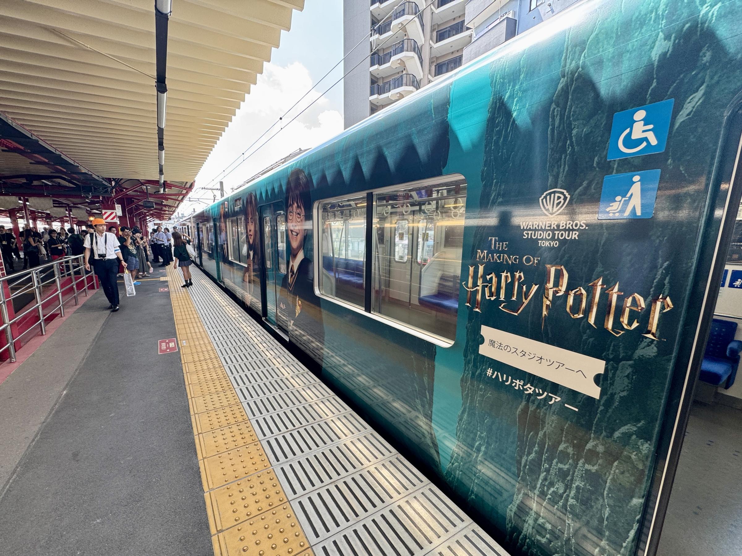 ワーナーブラザース スタジオツアー東京は9月1日、西武鉄道と連携し池袋駅で「バック・トゥ・ホグワーツ」特別イベントを開催し、記念ラッピングトレインの運行を開始した。黃信維‘