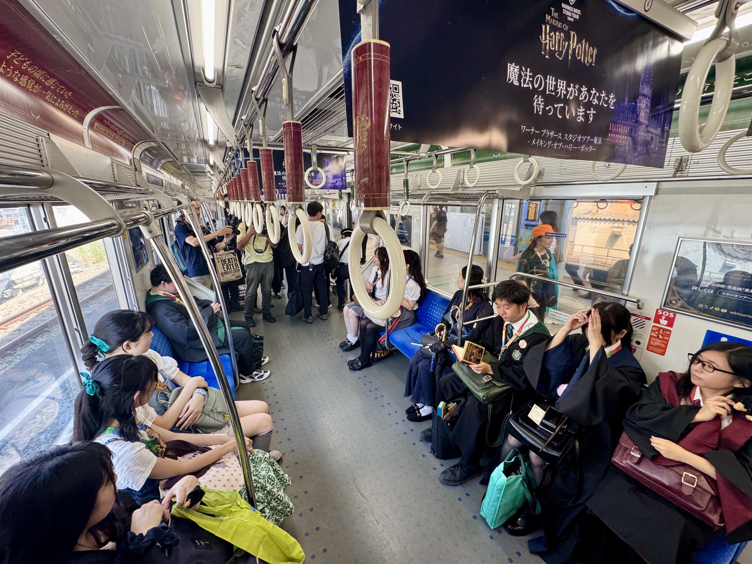 ワーナーブラザース スタジオツアー東京は9月1日、西武鉄道と連携し池袋駅で「バック・トゥ・ホグワーツ」特別イベントを開催し、記念ラッピングトレインの運行を開始した。黃信維‘