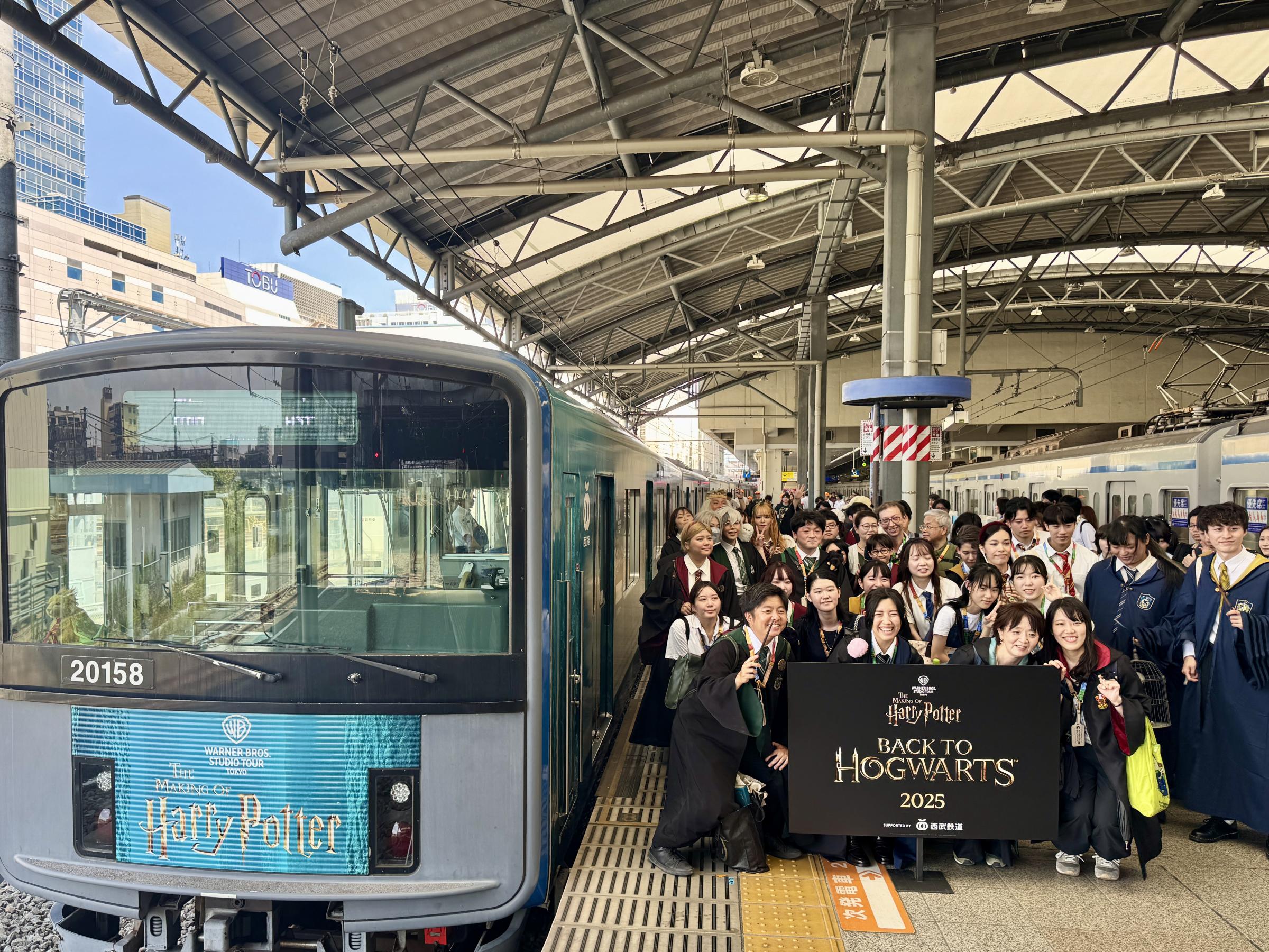 ワーナーブラザース スタジオツアー東京は9月1日、西武鉄道と連携し池袋駅で「バック・トゥ・ホグワーツ」特別イベントを開催し、記念ラッピングトレインの運行を開始した。黃信維‘