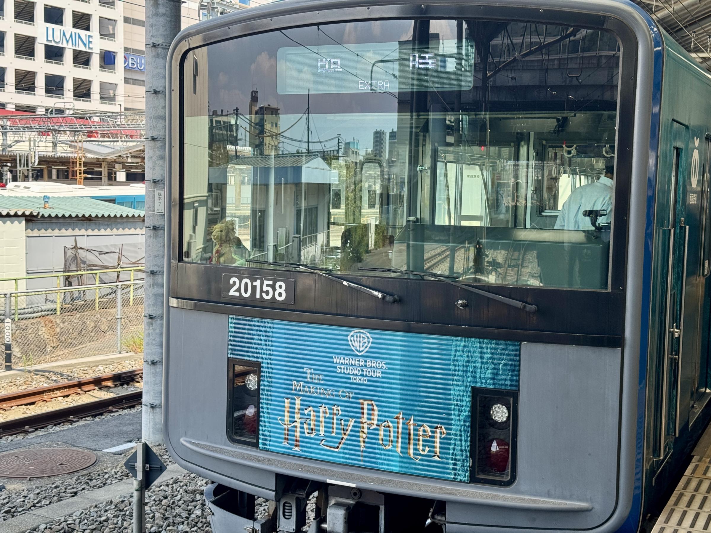 ワーナーブラザース スタジオツアー東京は9月1日、西武鉄道と連携し池袋駅で「バック・トゥ・ホグワーツ」特別イベントを開催し、記念ラッピングトレインの運行を開始した。黃信維‘