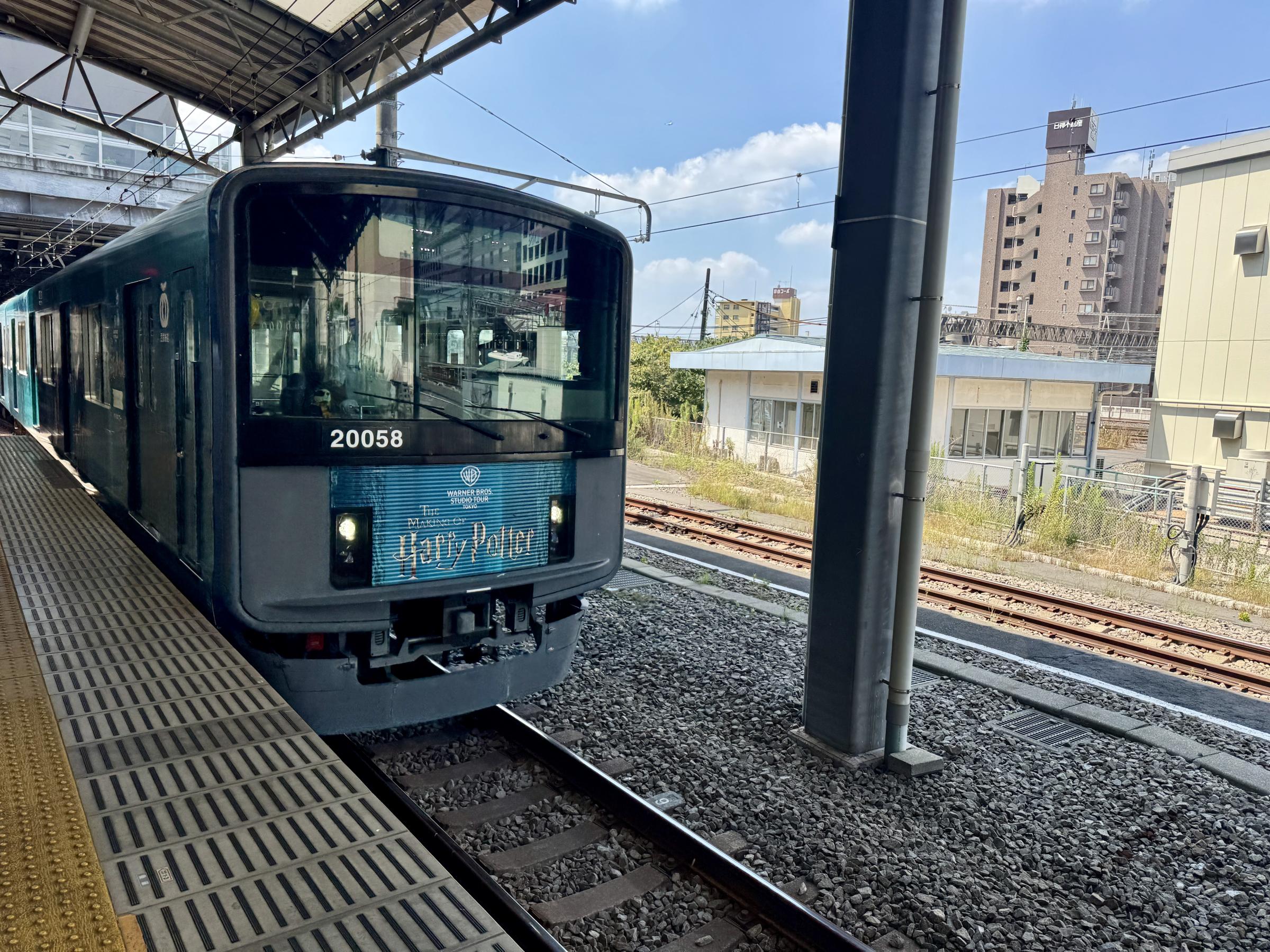 ワーナーブラザース スタジオツアー東京は9月1日、西武鉄道と連携し池袋駅で「バック・トゥ・ホグワーツ」特別イベントを開催し、記念ラッピングトレインの運行を開始した。黃信維‘