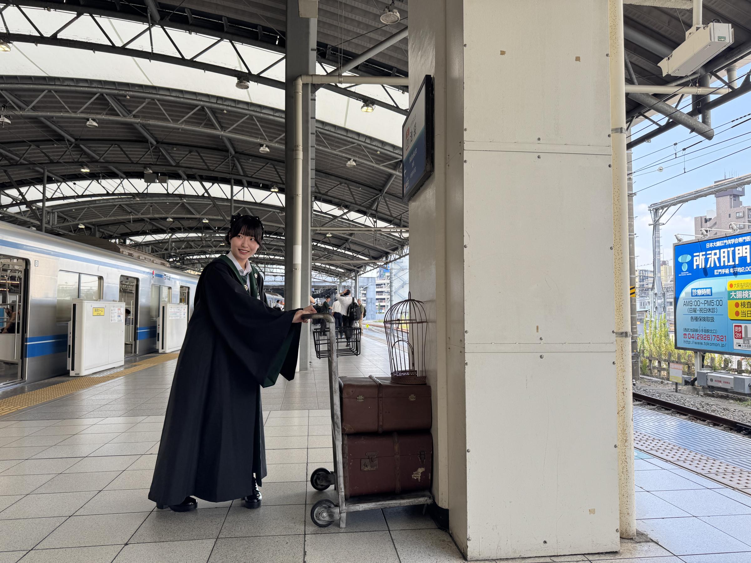 ワーナーブラザース スタジオツアー東京は9月1日、西武鉄道と連携し池袋駅で「バック・トゥ・ホグワーツ」特別イベントを開催し、記念ラッピングトレインの運行を開始した。黃信維‘