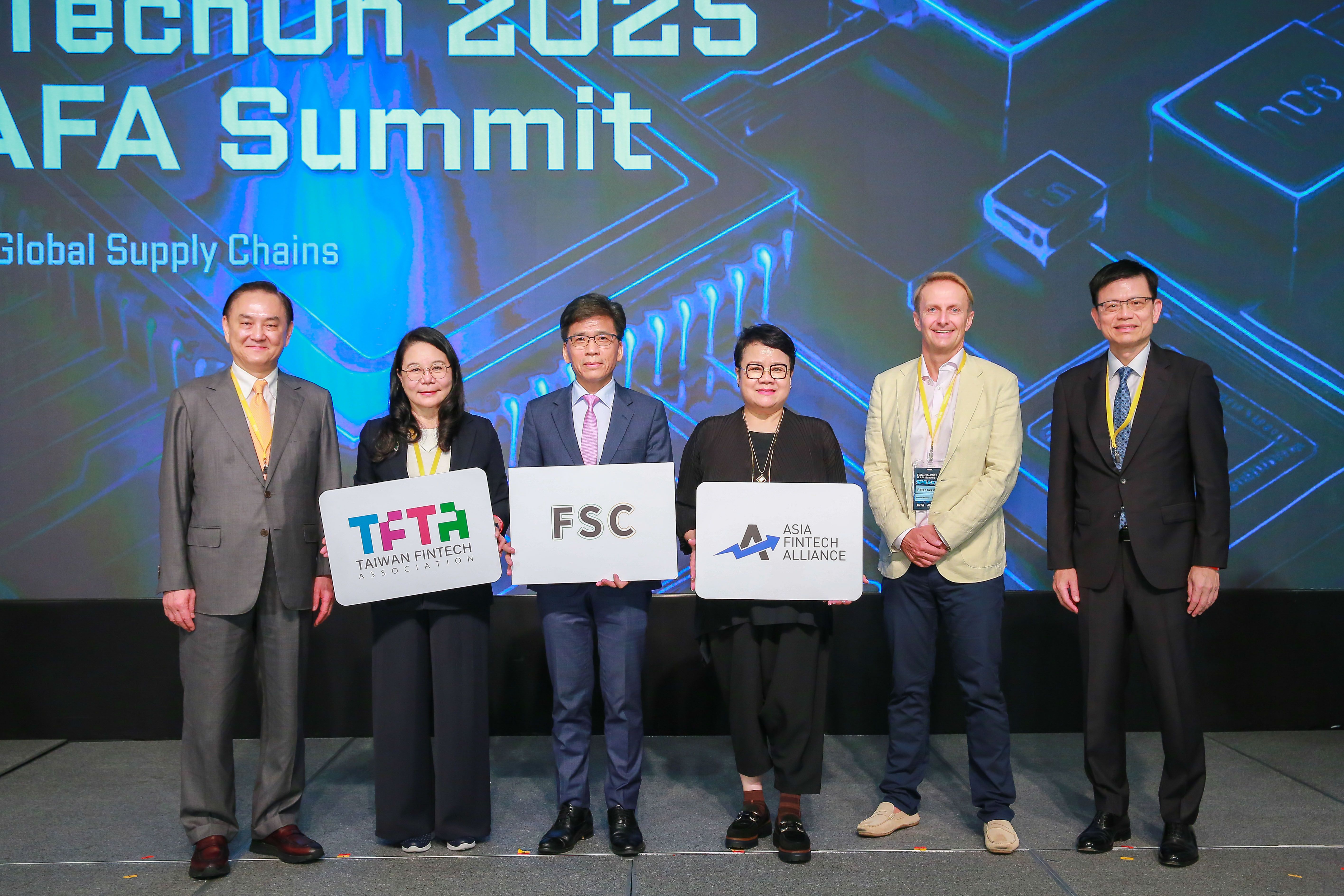  FinTechOn2025暨AFA高峰會9月1日開幕， 金管會主委彭金隆(左三)等與會佳賓一起合影。(TFTA提供)