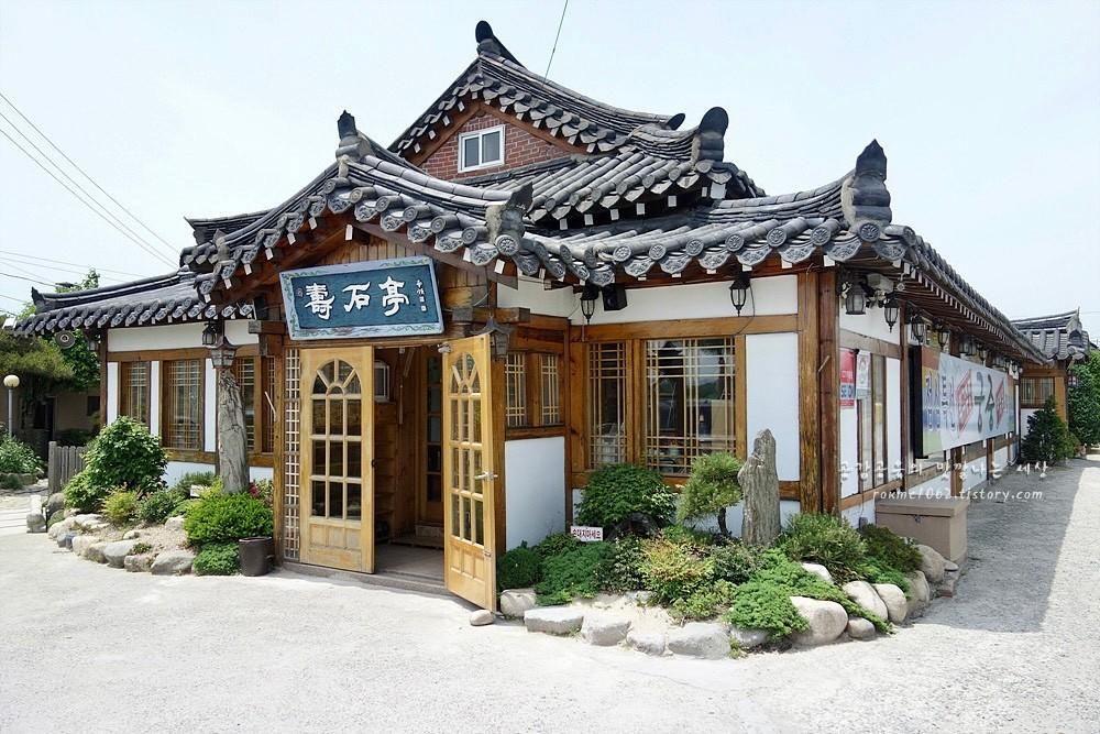 壽石亭（수석정）鄰近國立慶州博物館，以烤牛肉餅定食聞名。（作者提供）