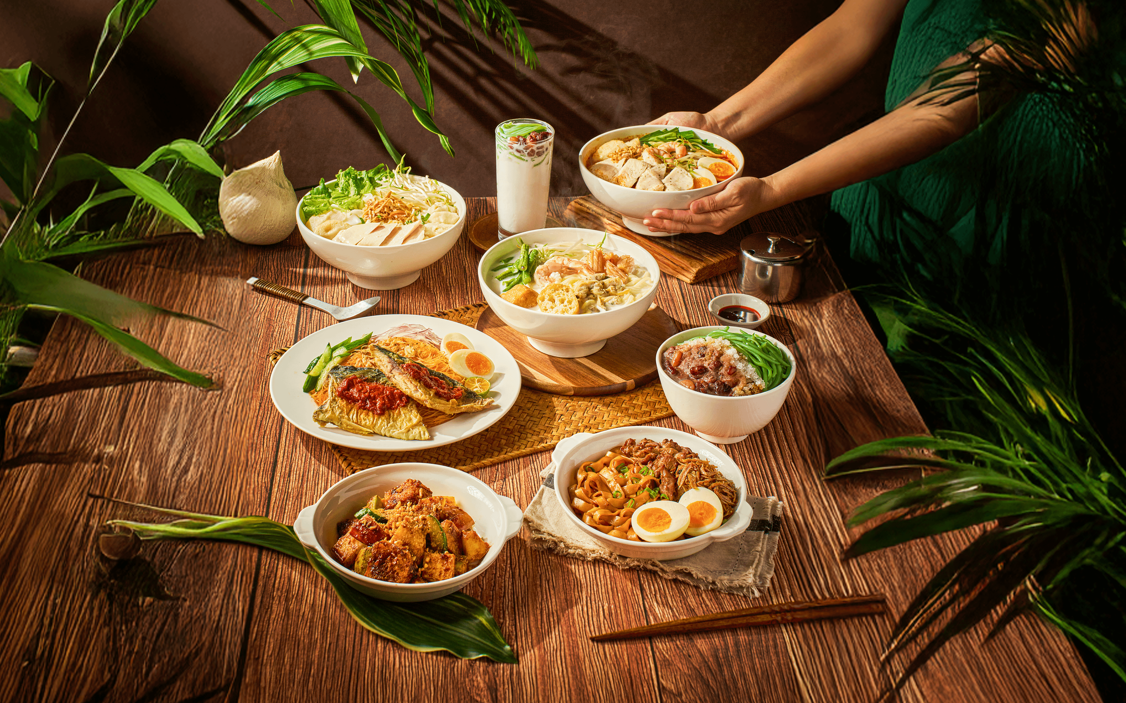 台灣首店推出「檳城三寶」，包含招牌煎蕊、白咖哩海鮮麵與水果羅惹，涵蓋主食、小吃與冰品，另有蝦麵、粿條湯、板麵等正宗檳城風味料理。（揚秦提供）