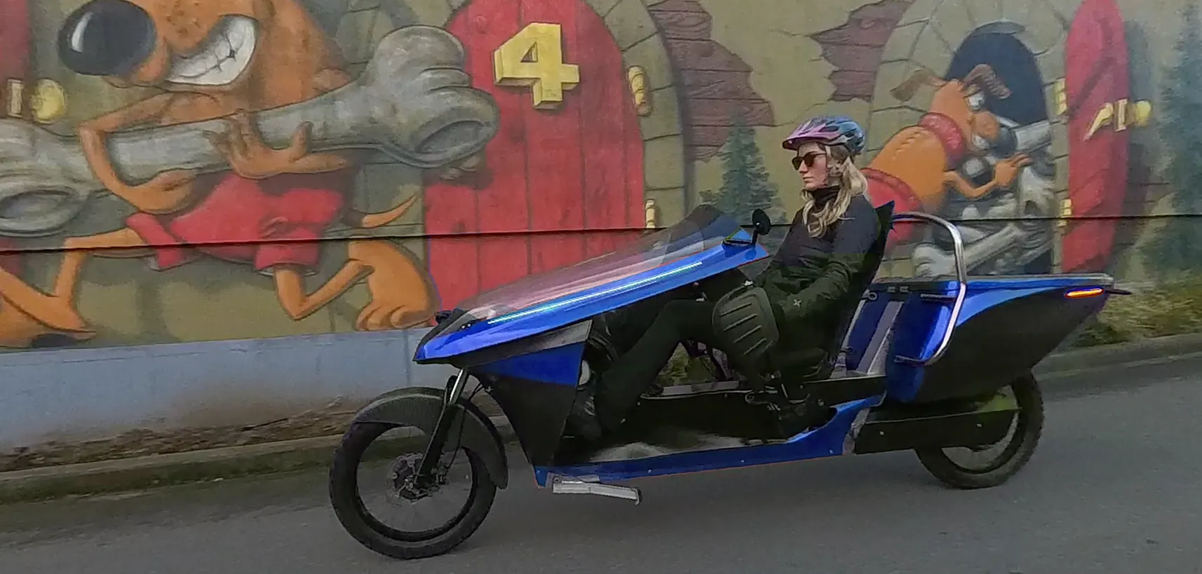 ▲Electrom「LEV」採用獨特「臥式」騎乘設計，車身低矮，配備帶著後背靠的座椅，讓騎士騎乘時能自然伸展雙腿，享受極致舒適與放鬆的體驗。（圖／Electrom）