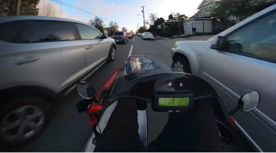 ▲Electrom「LEV」最高時速可達60公里，加上車身非常窄，大約只有66公分，能輕鬆穿過擁擠的車流。（圖／Electrom）