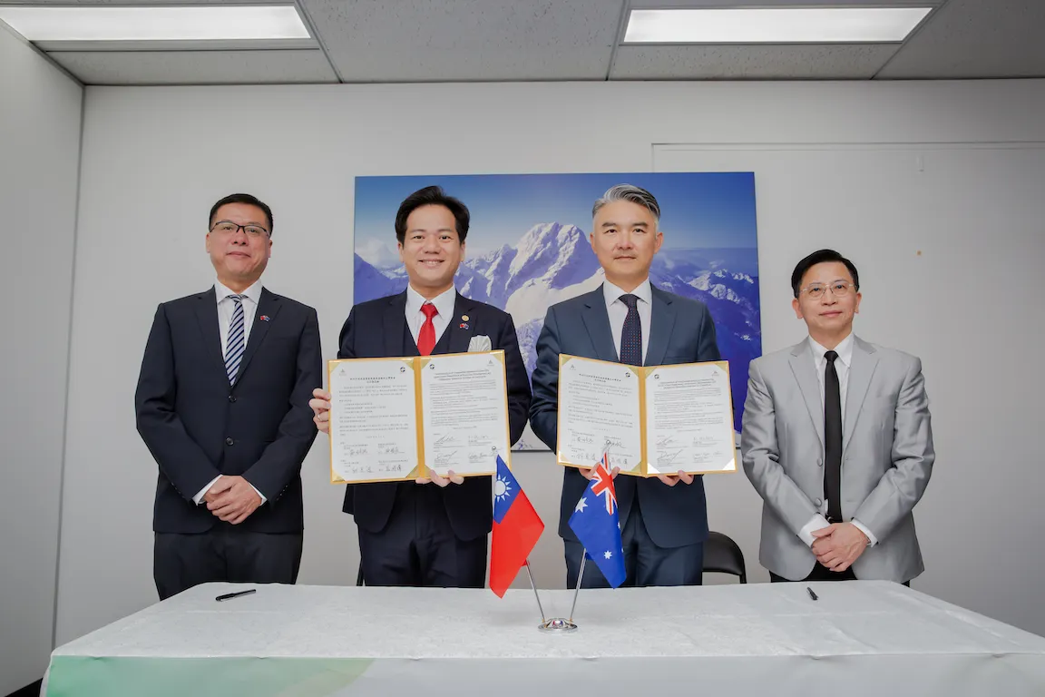 竹市府產發處與墨爾本台灣商會簽署合作備忘錄（MOU）。（圖／新竹市政府提供）