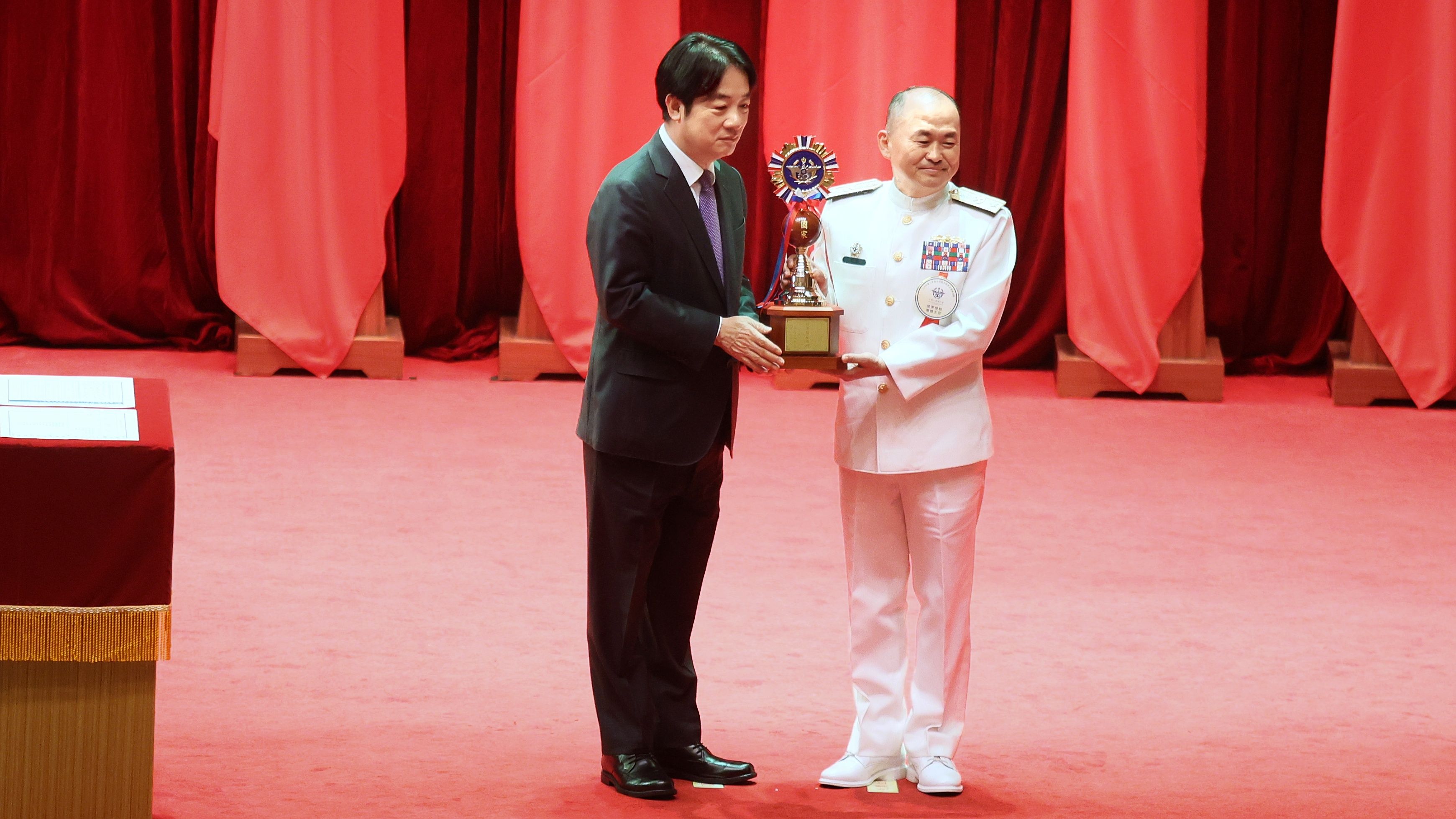 20250902-總統賴清德（左）2日出席「114年軍人節暨全民國防教育日表揚大會」。（柯承惠攝）