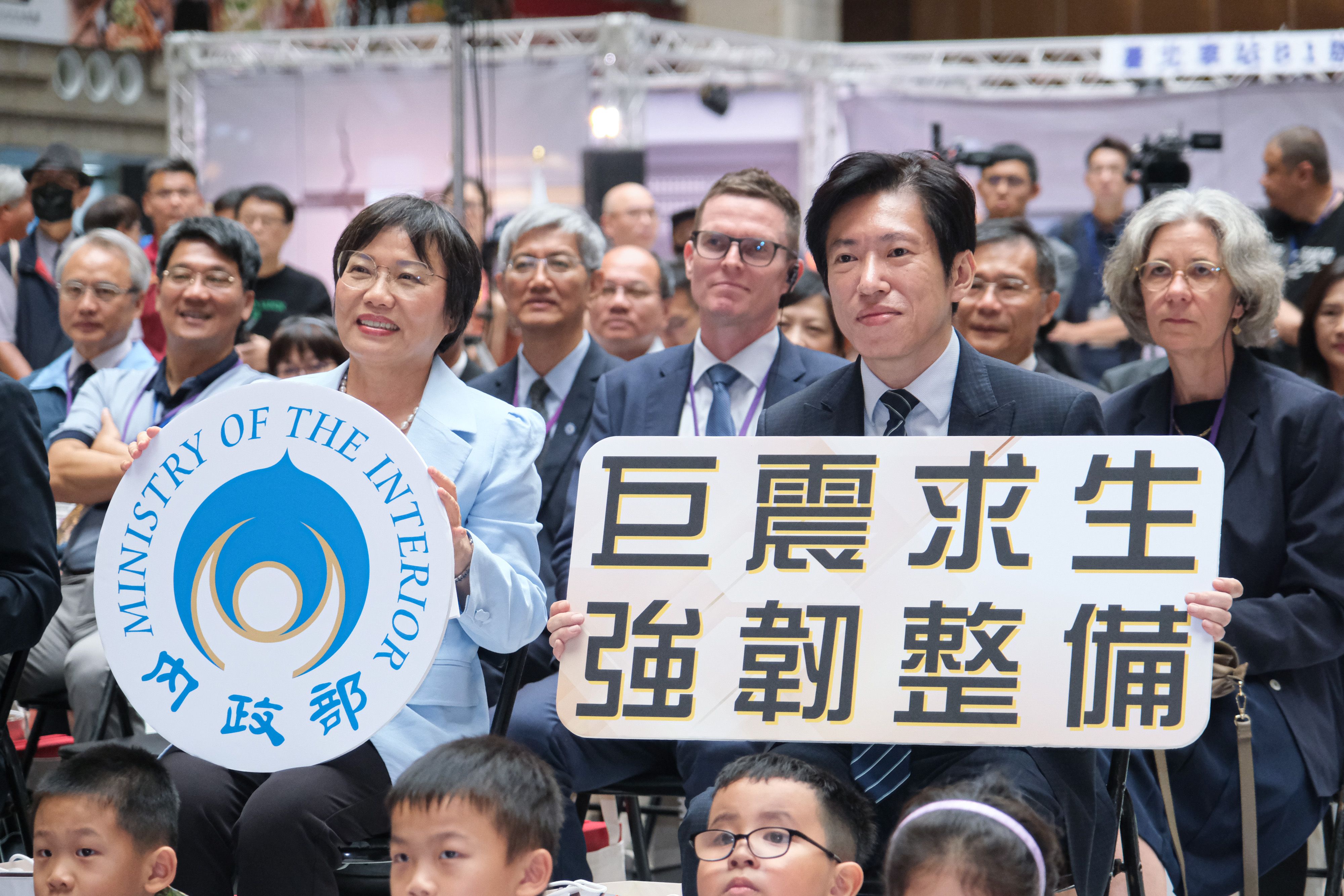 20250902-行政院秘書長張惇涵（右）、內政部長劉世芳（左）及其他部長2日於台北車站出席「114年國家防災日系列活動啟動記者會」。（劉偉宏攝）