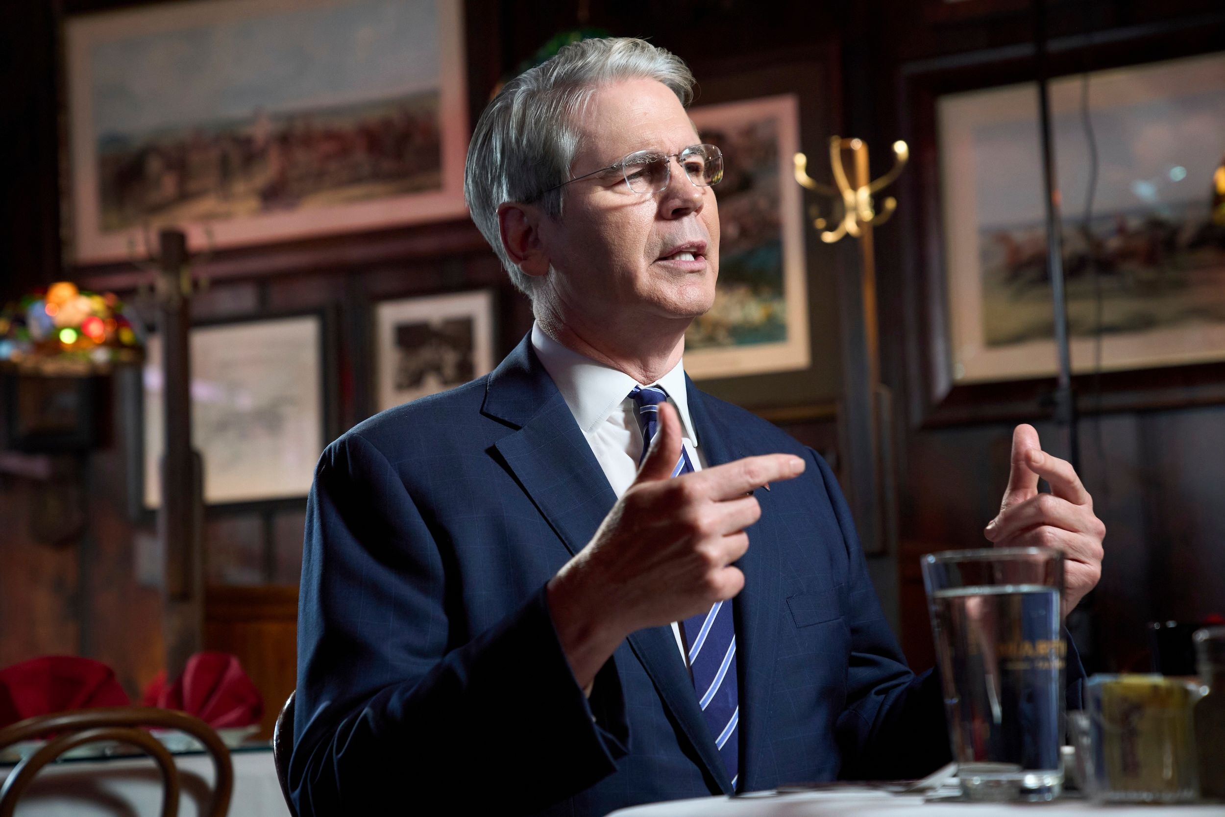 2025年9月1日，美國財政部長史考特・貝森特（Scott Bessent）造訪華盛頓喬治城地區的馬丁餐館（Martin's Tavern），並接受福斯新聞訪問，期間推廣有關免稅小費與加班費的地區餐飲政策巡迴活動。（美聯社）