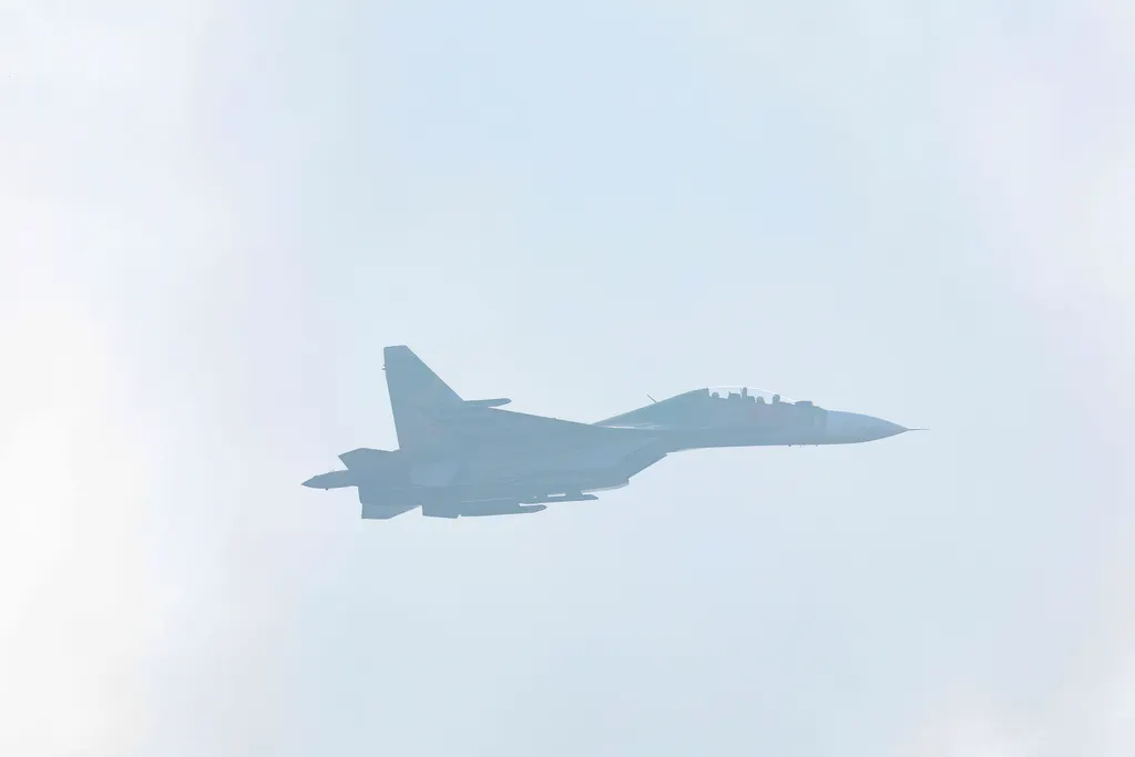 越南獨立80週年閱兵儀式，蘇愷30戰機飛越河內巴亭廣場上空。（美聯社）