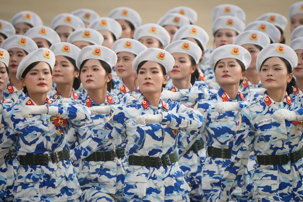 越南獨立80週年閱兵儀式，軍方動員1.6萬人，方陣還能看到非常多女性專門單位。（美聯社）