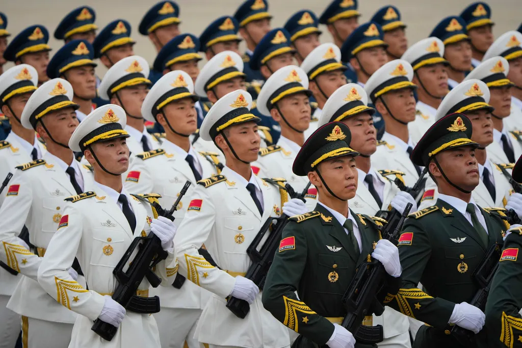 中国解放軍も儀仗隊を派遣しベトナム独立の軍事パレードに参加した。（AP通信）