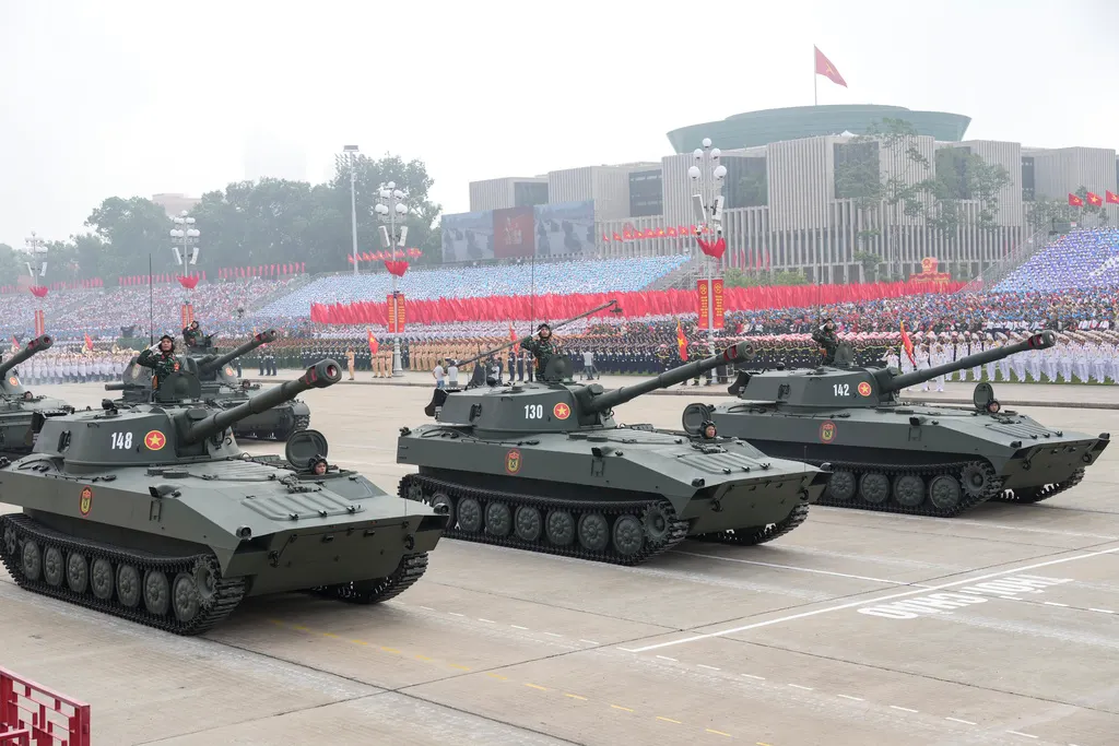 越南獨立80週年閱兵儀式，展出多款坦克、裝甲車和飛彈火砲軍武。（美聯社）