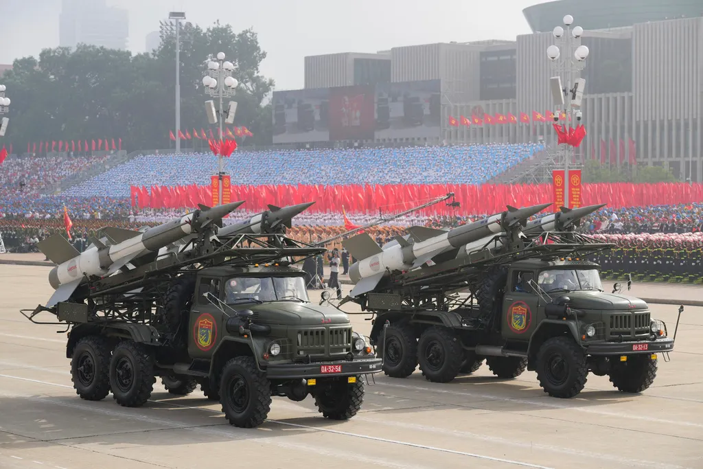 越南獨立80週年閱兵儀式，展出多款坦克、裝甲車和飛彈火砲軍武。（美聯社）