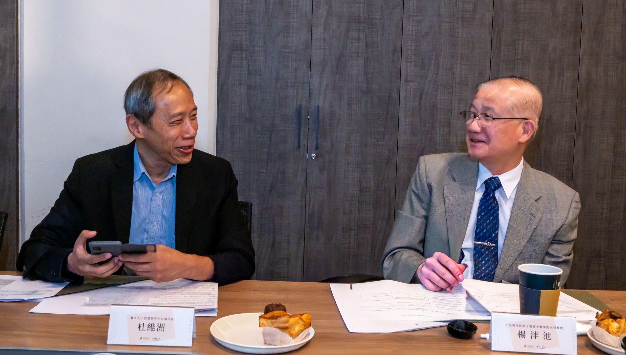 圖說：AIHIA評審團評選過程中，圖左為國立台灣大學人工智慧研究中心（AINTU）執行長杜維洲，圖右為國家生技醫療產業策進會副會長楊泮池，兩位專家正專注討論評選細節。