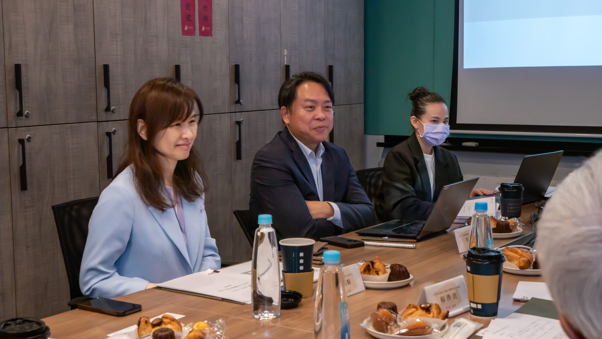 圖說：AIHIA評審團評討會現場，圖左起依序為三軍總醫院台北門診中心執行長謝嘉娟、華碩雲端暨台智雲總經理吳漢章，專家學者們共同激盪各項評選意見，遴選台灣醫療AI頂尖項目。