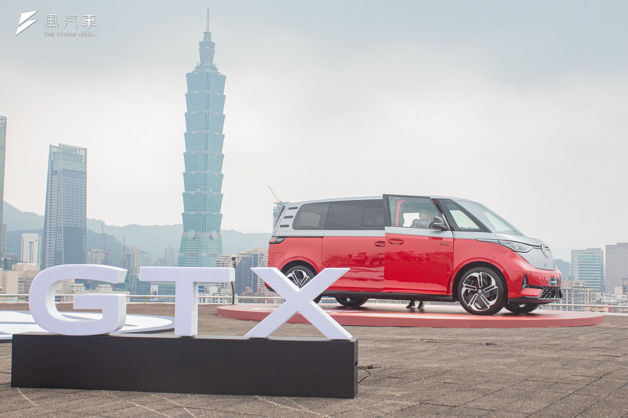 全新的ID.BUZZ GTX在動力規格上更為強勁，外型也更有跑格。