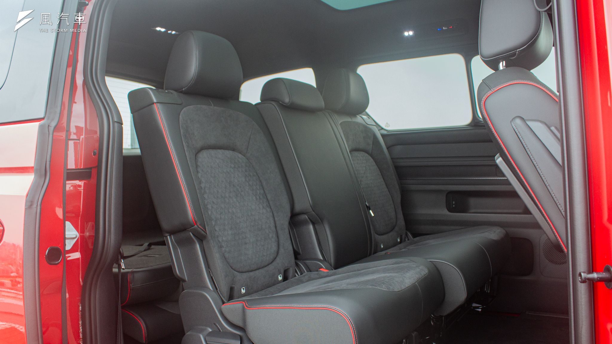 ID.BUZZ GTX 採單一長軸七座車型，Premium 套件下有專屬 ArtVelours 絲絨 / 皮質混搭座椅。