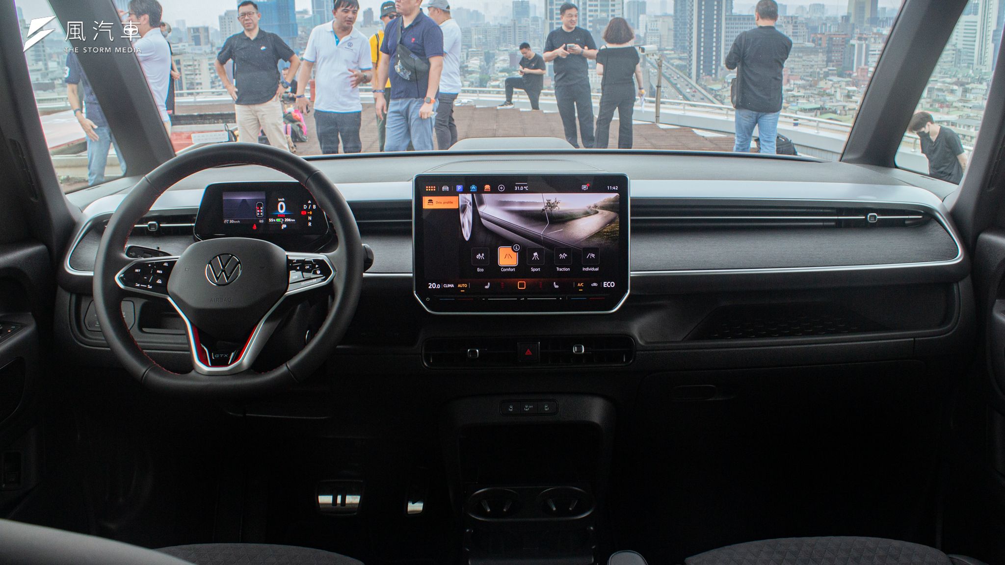 ID.BUZZ GTX有專屬的運動化內裝，與一般車型最大的差異在採用了雙馬達4MOTION的動力。