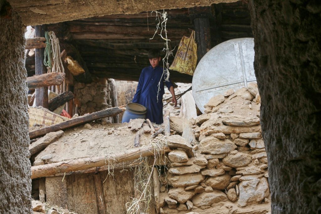 アフガニスタンで発生したマグニチュード6.0の地震により、1400人以上が死亡し、タリバン政府が外部に援助を求めざるを得なくなった。（Associated Press）