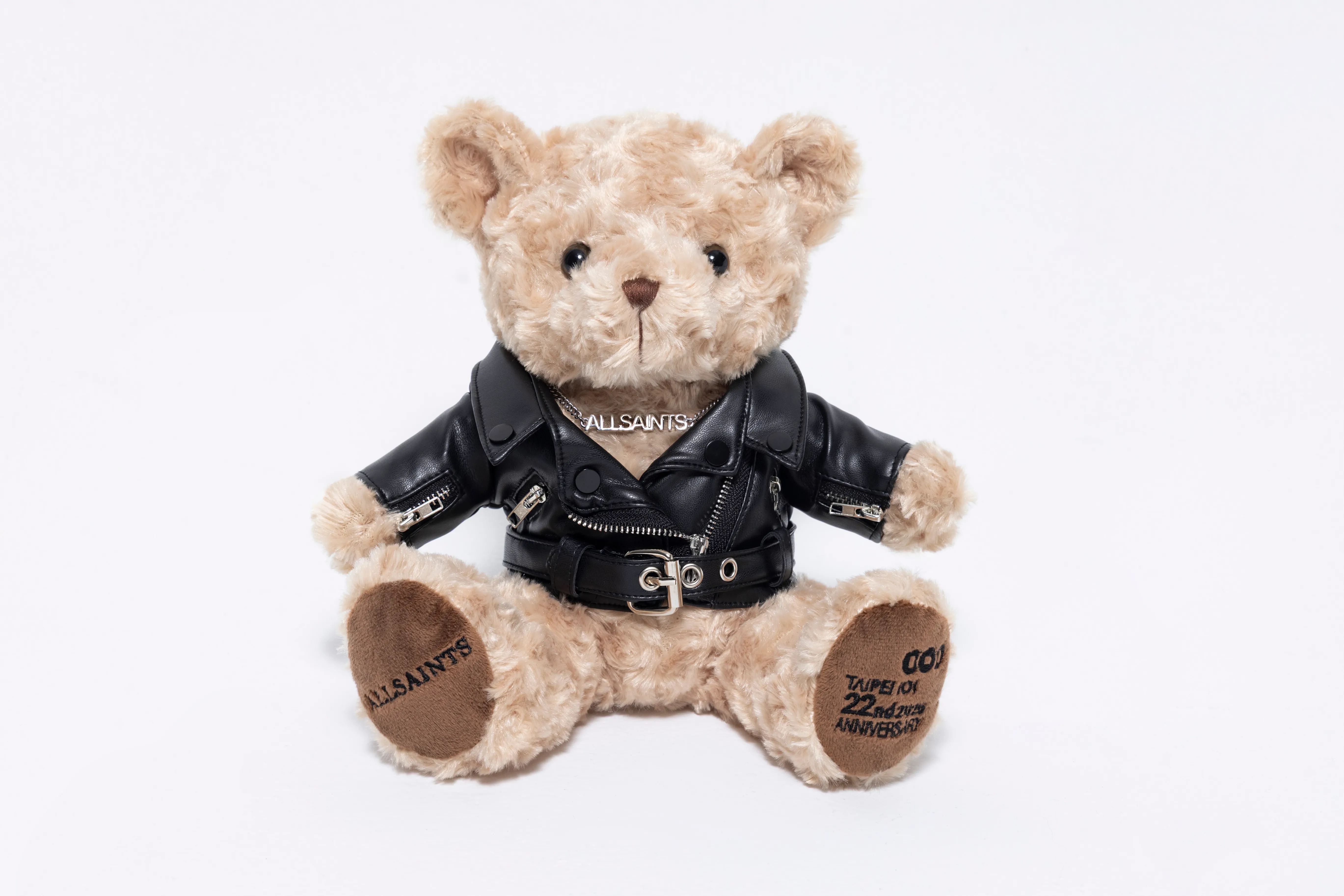 20250902-2025第22代台北101紀念熊ALLSAINT聯名熊，單日累計消費滿60,000元即可獲贈。（台北101提供）