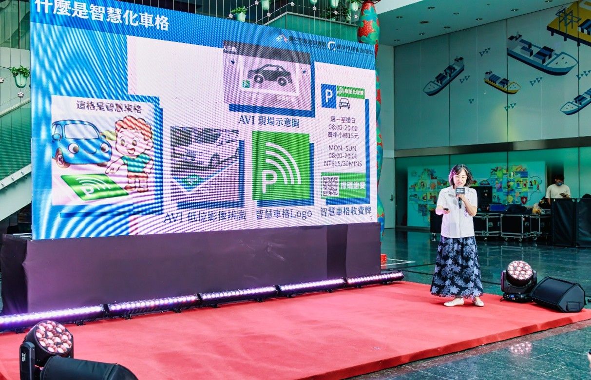 智慧停車無紙化路段，停車格以綠底白字「P」作識別，並設立智慧停車收費告示牌。（圖／台中市政府提供）