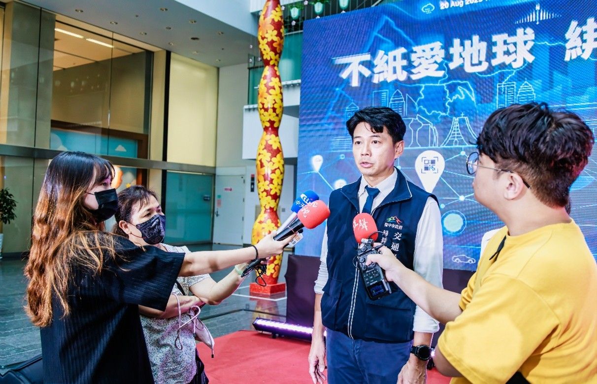 中市府交通局長葉昭甫日前於「不紙愛地球 綁定享好康」政策說明記者會表示，交通局將開。（圖/台中市政府）