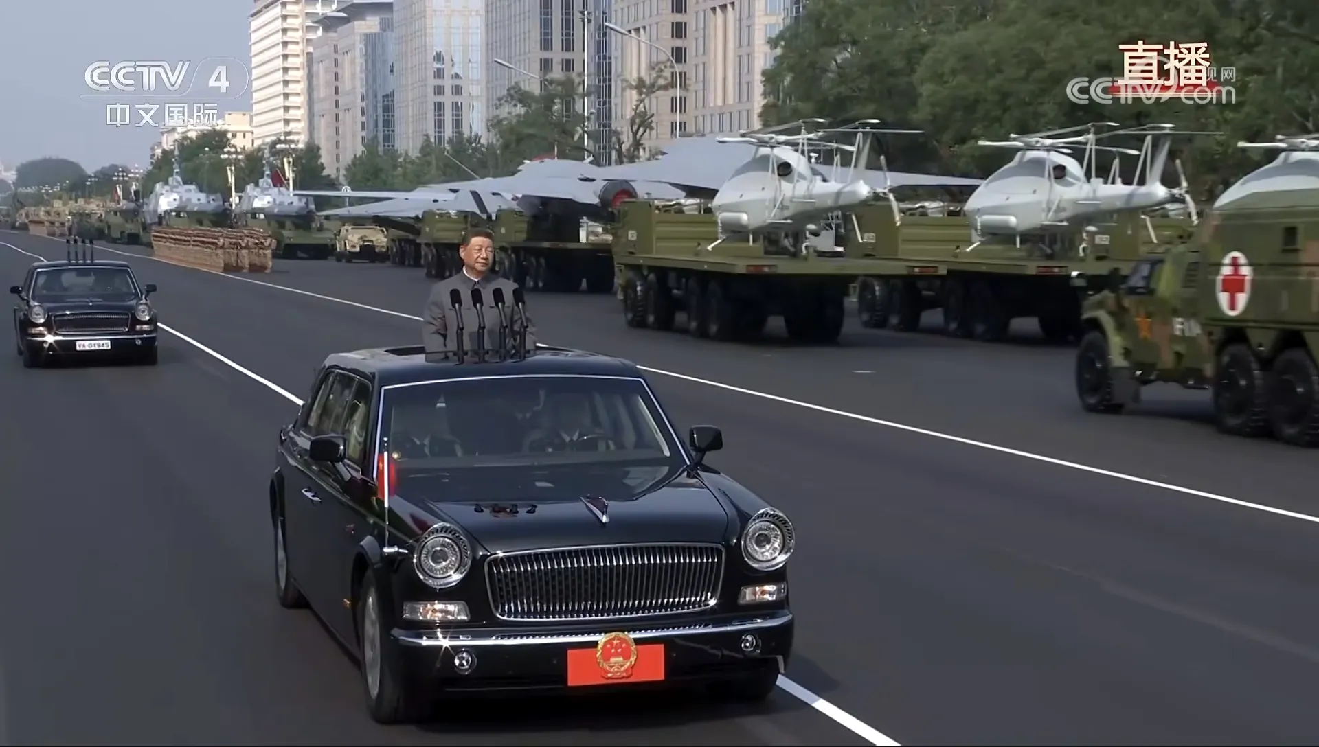 中國大陸舉行93閱兵，習近平乘車檢閱部隊。（翻攝自央視）