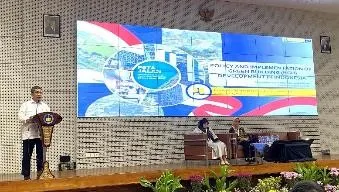 印尼公共工程部建築工程與環境衛生司長Kuswara, S.T., M.A.以「印尼住宅基礎建設之政策與法規發展」為題發表專題演講。（台科大提供）